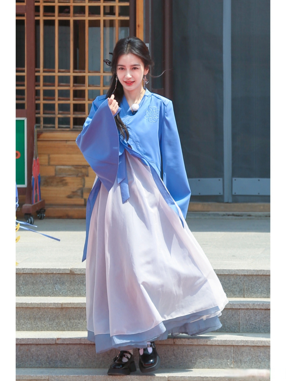 《奔跑吧》中angelababy民族服装好好看!她到底穿什么不好看啊[流泪]