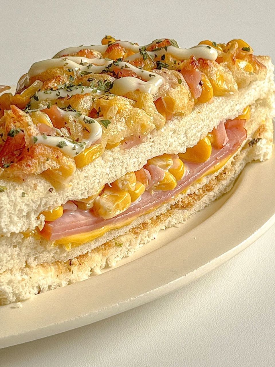 今日份营养早餐: 7515热拿铁 00芝士玉米火腿肉松三明治 - 啰里