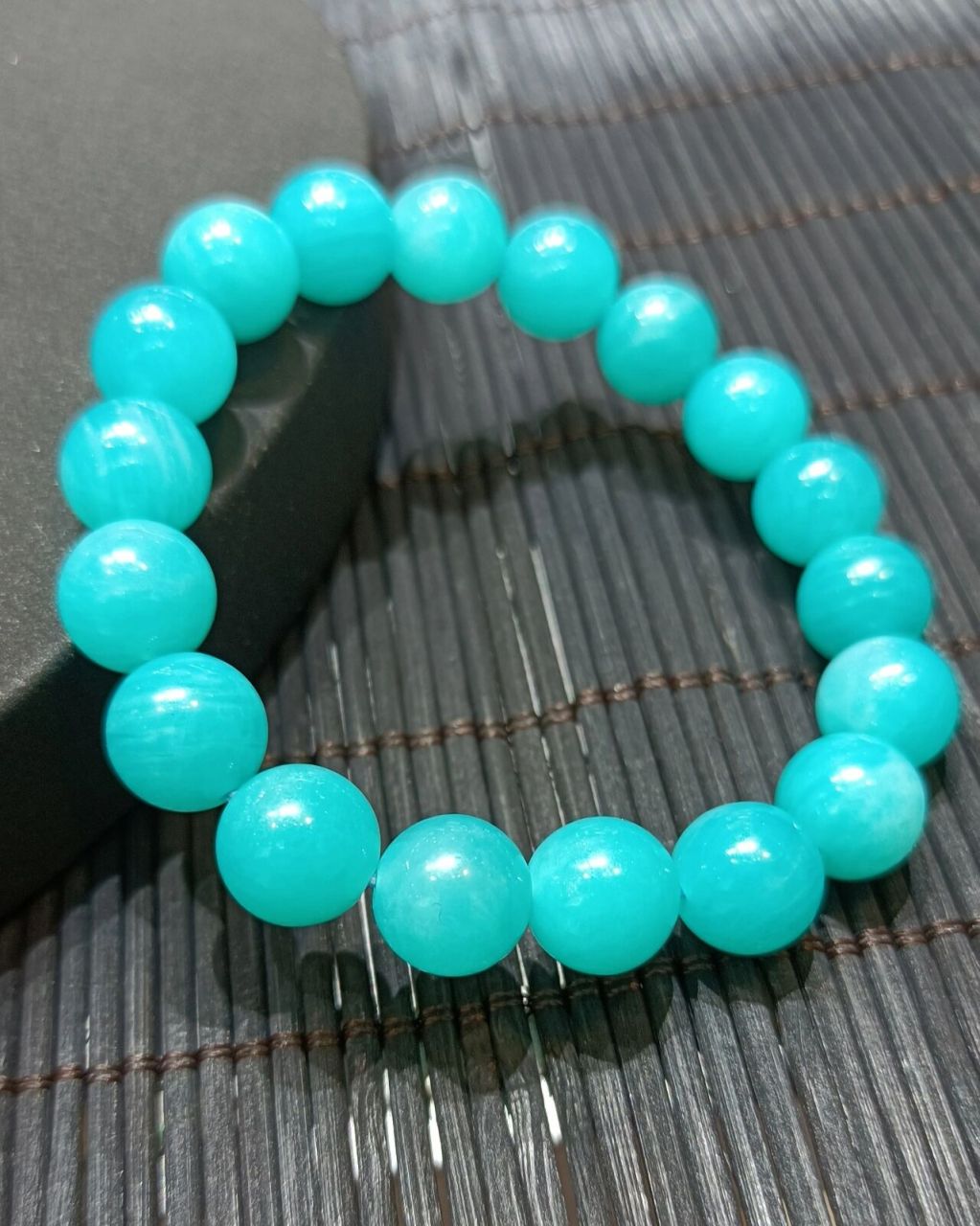 石手串 天河石的作用与好处 1,彰显气质 天河石是一种非常温润的宝石