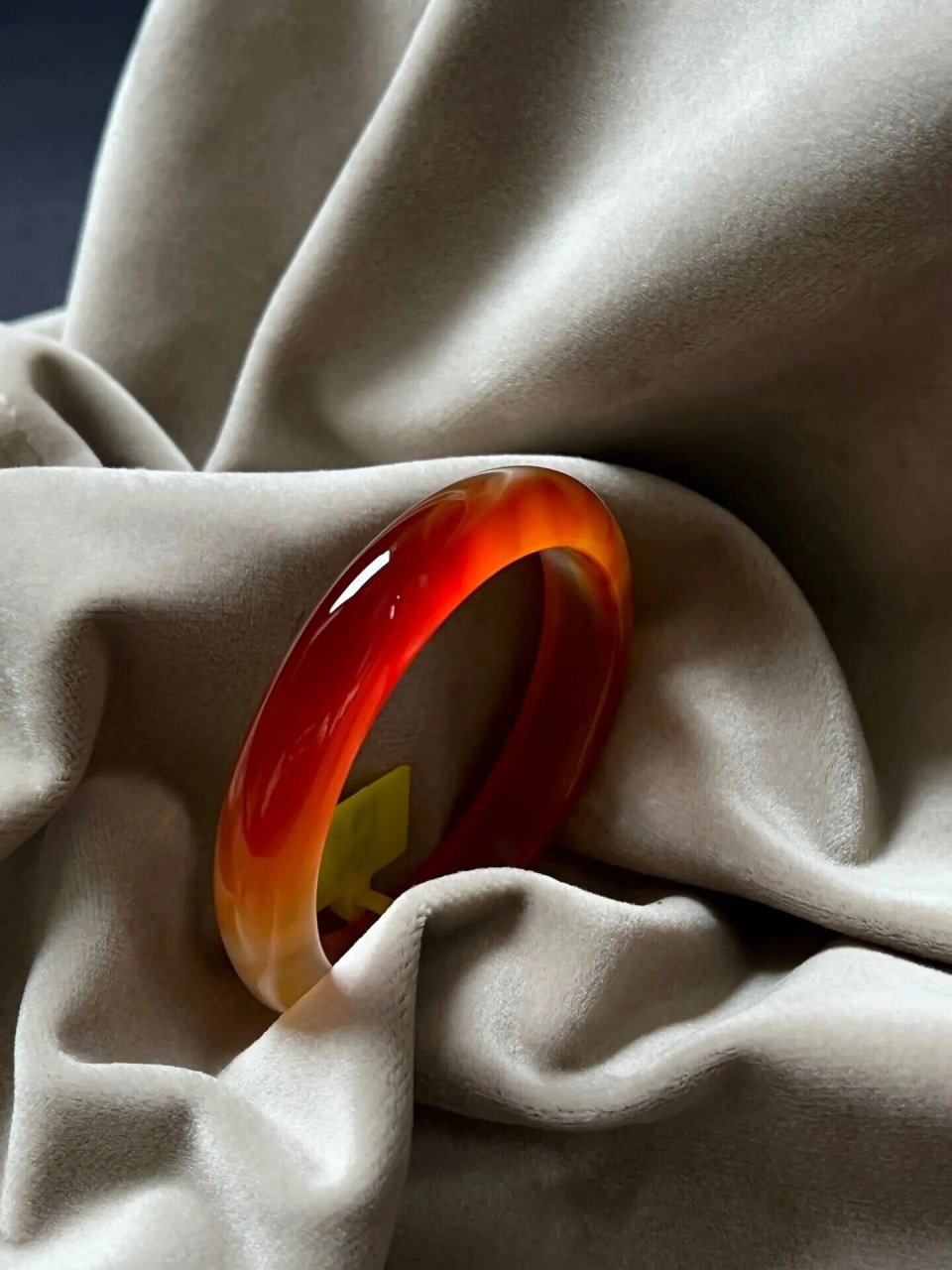 7715这几年,玛瑙手镯可谓是很火了,价格实惠,戴着几乎和翡翠没