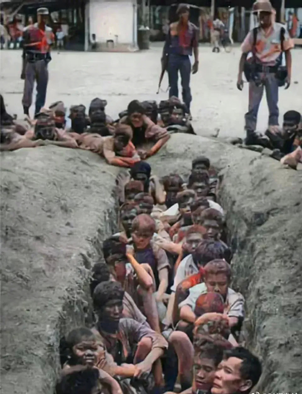 1965年,印尼街头,军警屠杀"华人"的现场,近百名华人被迫聚集在一处