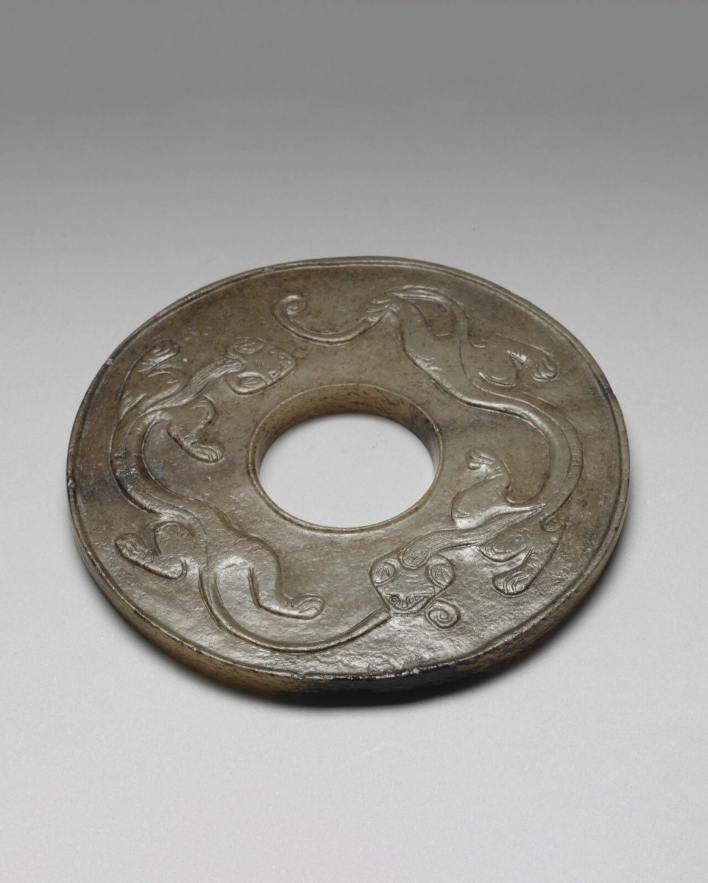 馆藏 南宋 螭虎及云纹玉璧 尺寸:厚0.7公分 内径3.2公分 外径10.