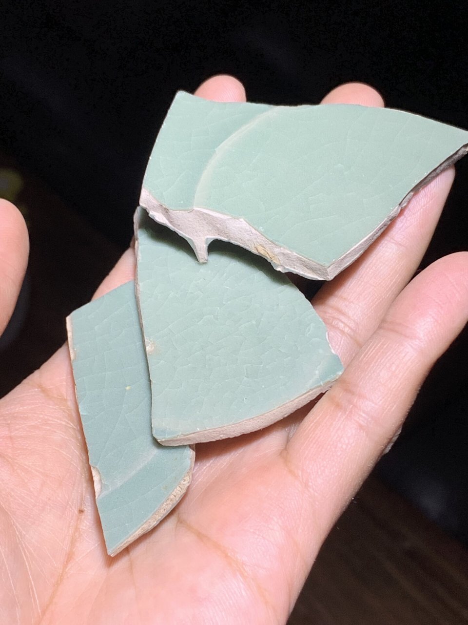 北宋汝窑张公巷支钉片,瓷片残器 张公巷都是典型的圆形支钉,满釉支烧