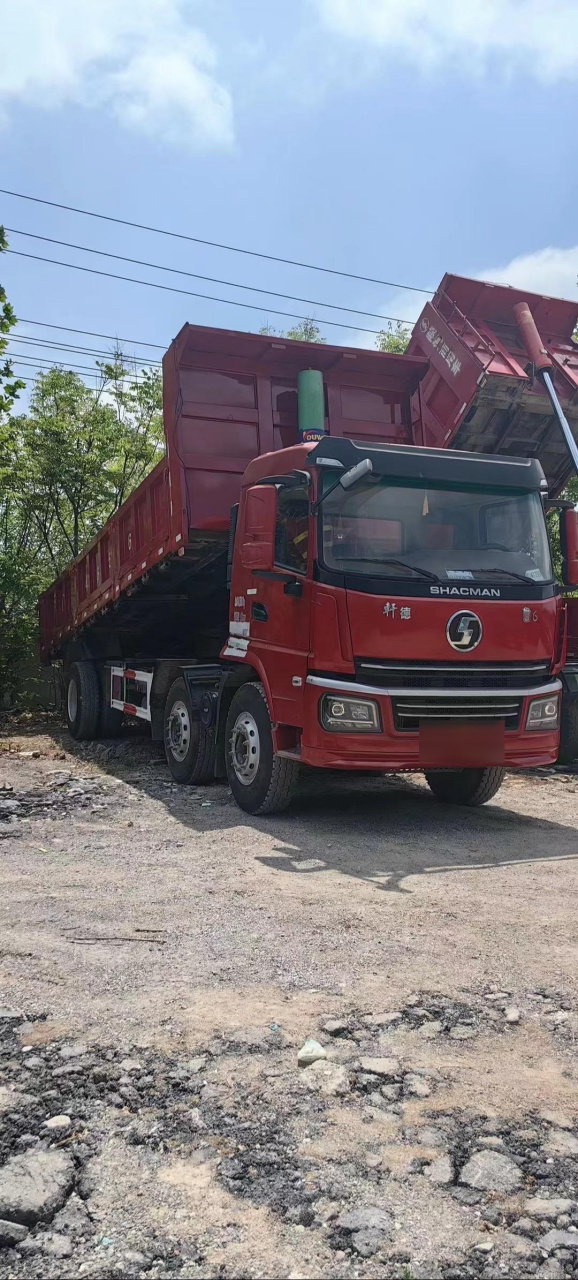 21年早产陕汽轩德翼6,前四后四宽体平板自卸,车厢长度7米4宽度2米55.