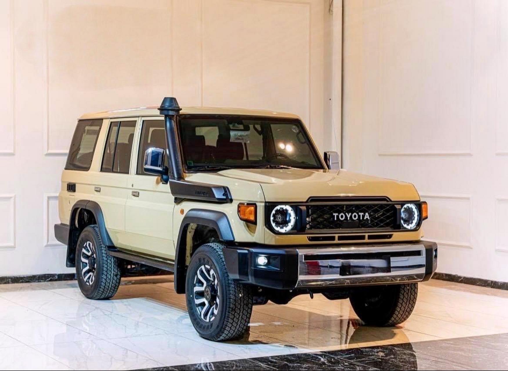 24款丰田lc76自动顶配版 沙漠黄.还是顶配看着顺眼吧