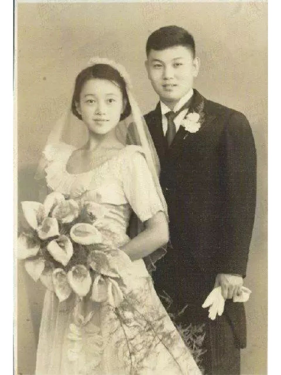 这个美丽端庄,优雅知性的新娘子是张安中,也是演员陈冲的母亲.