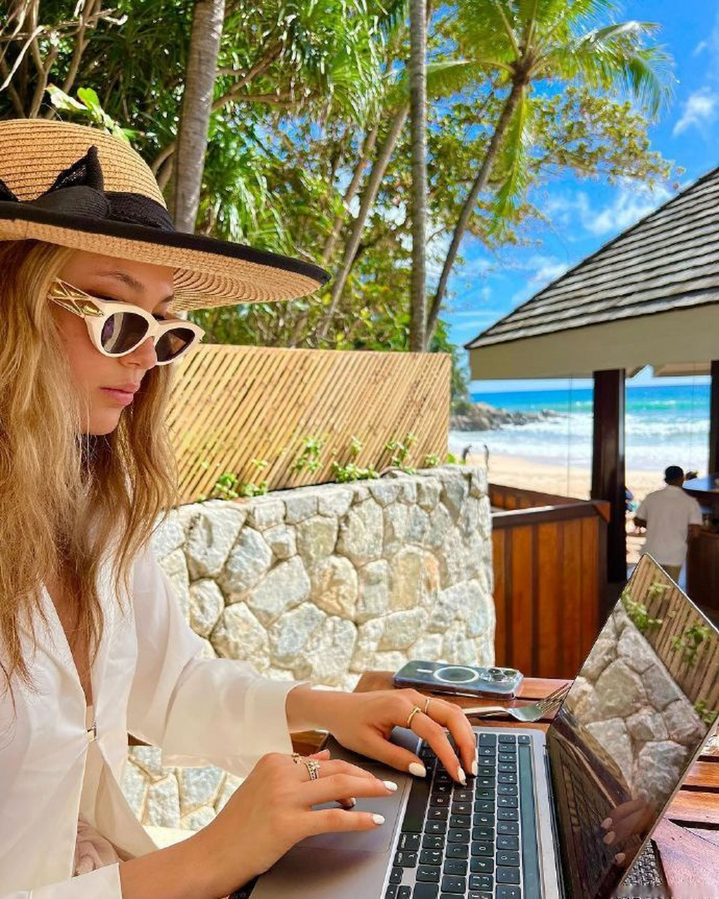 [赞啊]#谷爱凌海滩照太美了#  [照相机]青蛙公主爱凌社媒po出海滩美照