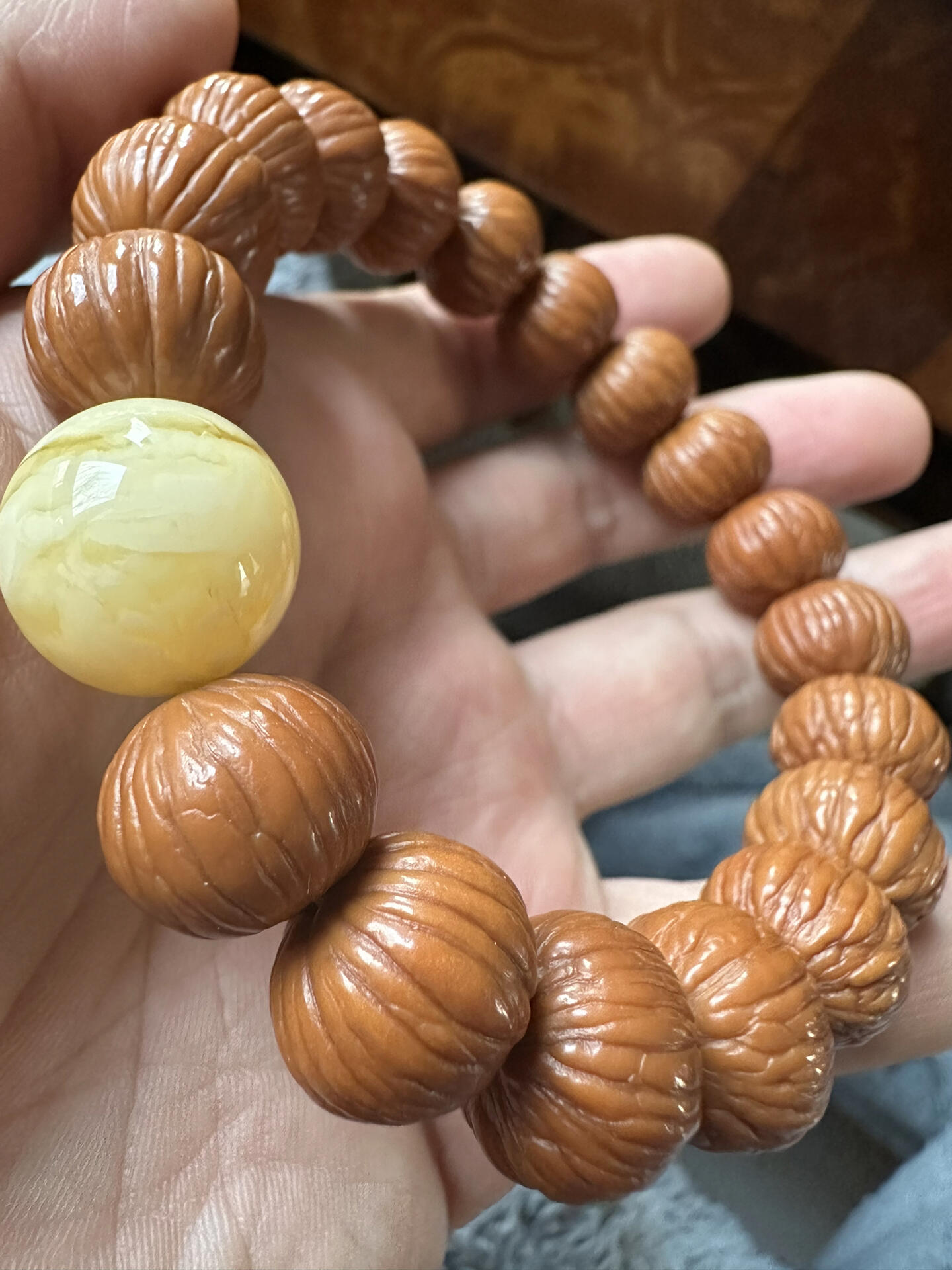 一年的猴头土豪换新装,加个蜜蜡珠子盘一盘.