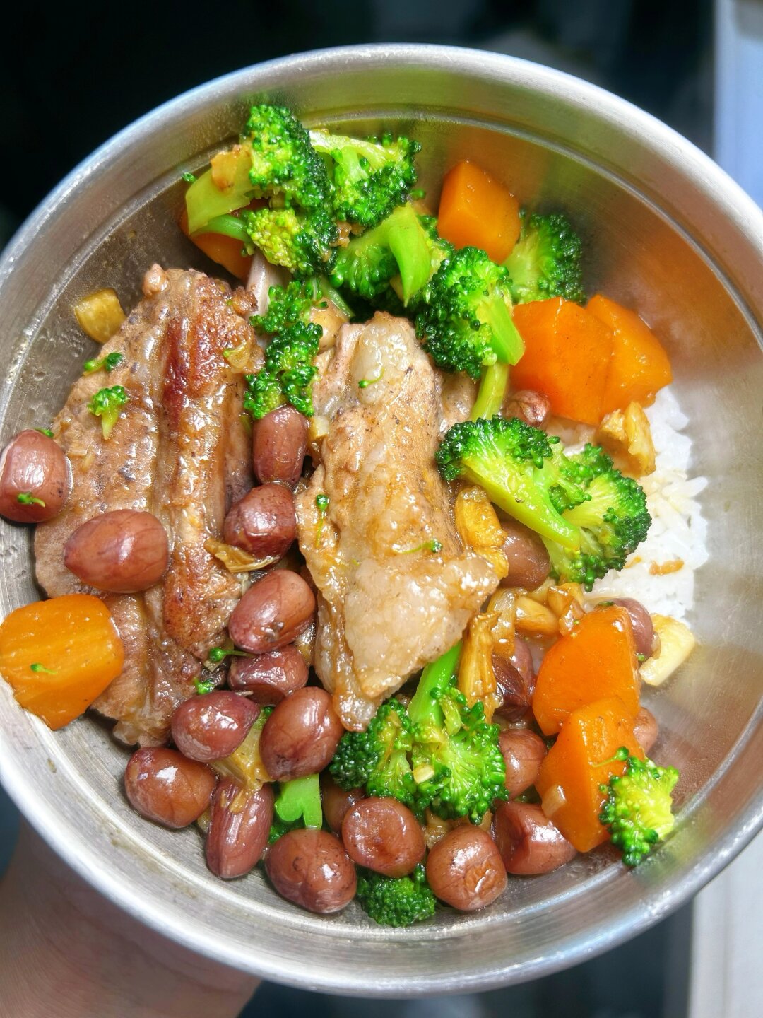 今天分享一道花生焖排骨,又可以做汤还可以炒成一道菜,十分钟搞定!