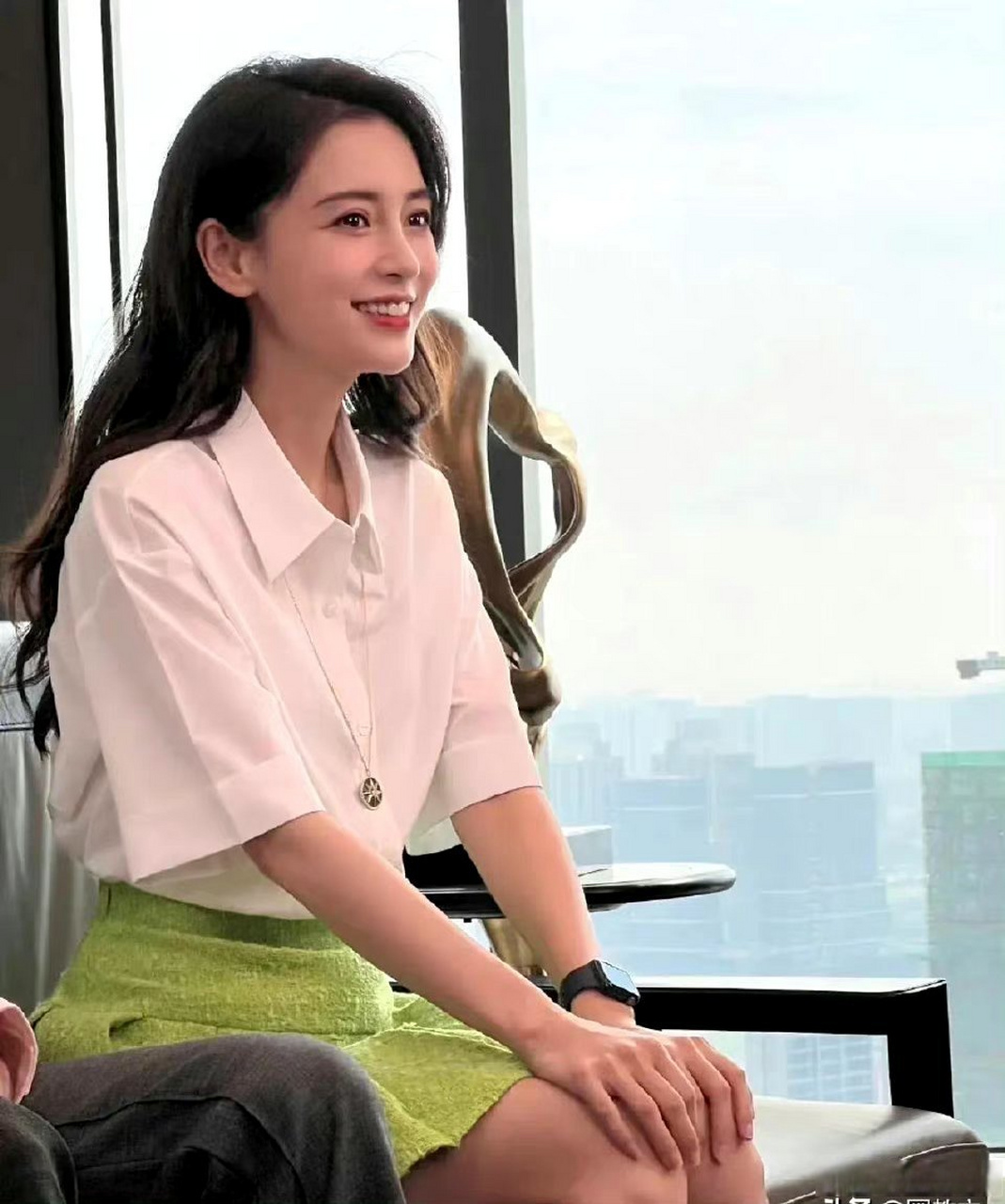 杨幂和angelababy的最新生图,你觉得谁的状态赢了