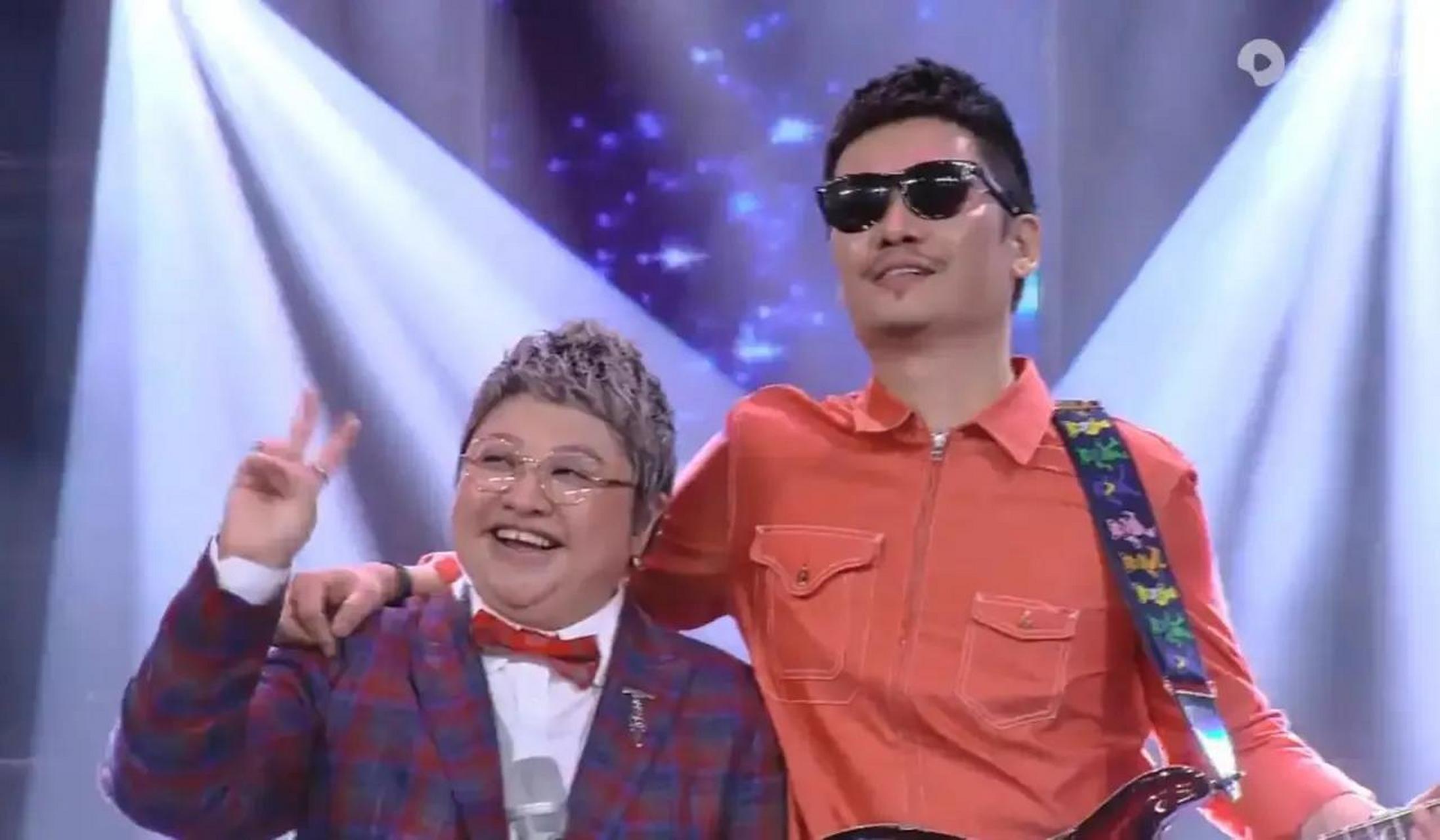 韩红自曝男友李延亮助阵舞台,引发网友热议 近日,韩红因在舞台上自曝