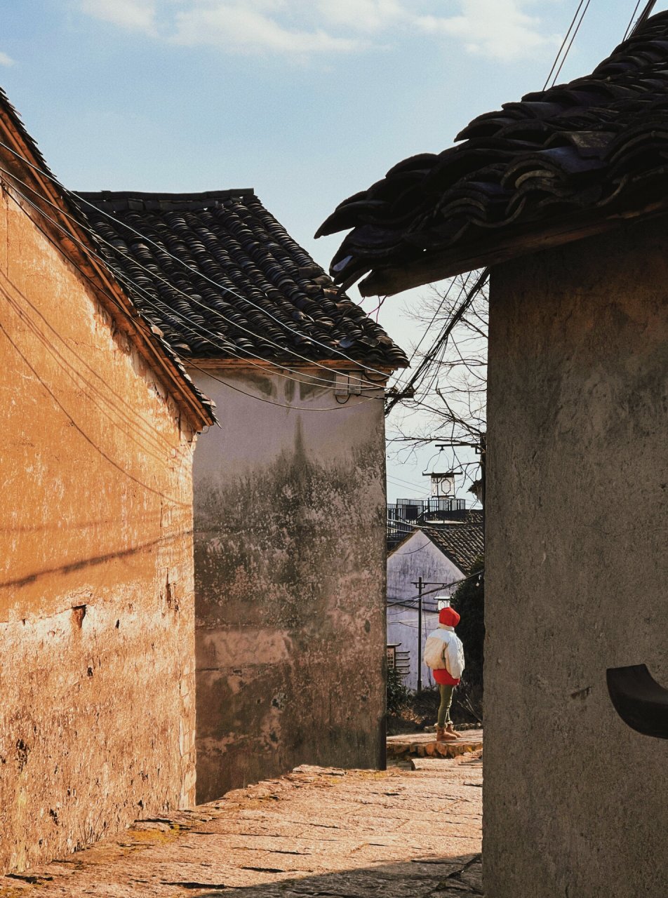 浦江古村:神笔马良的故里登高村 在仙华山后山有一座古村,因村子"山下