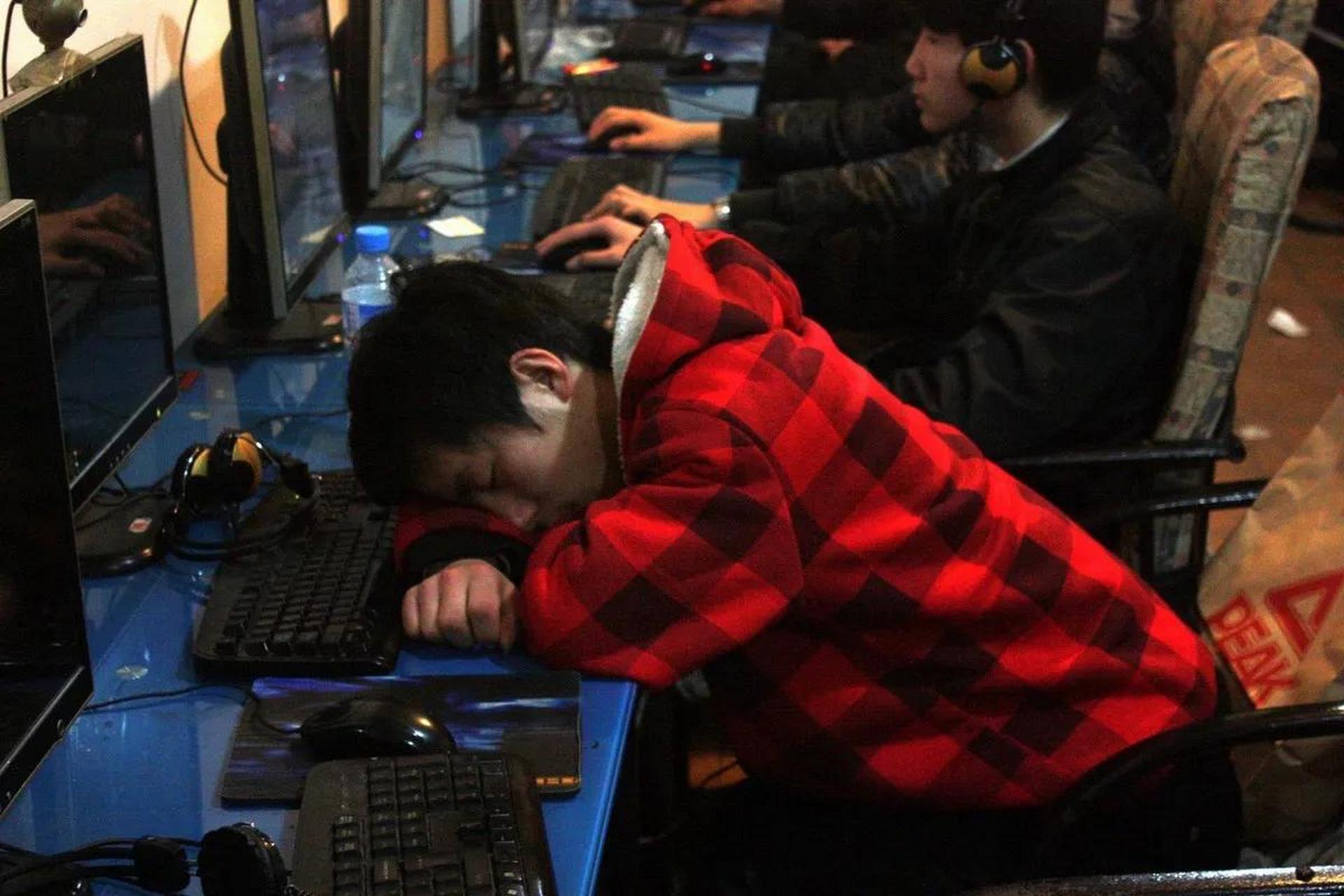 12岁男孩辍学打游戏月入3万元,父母为赚钱,让他辍学专心打,如今下场