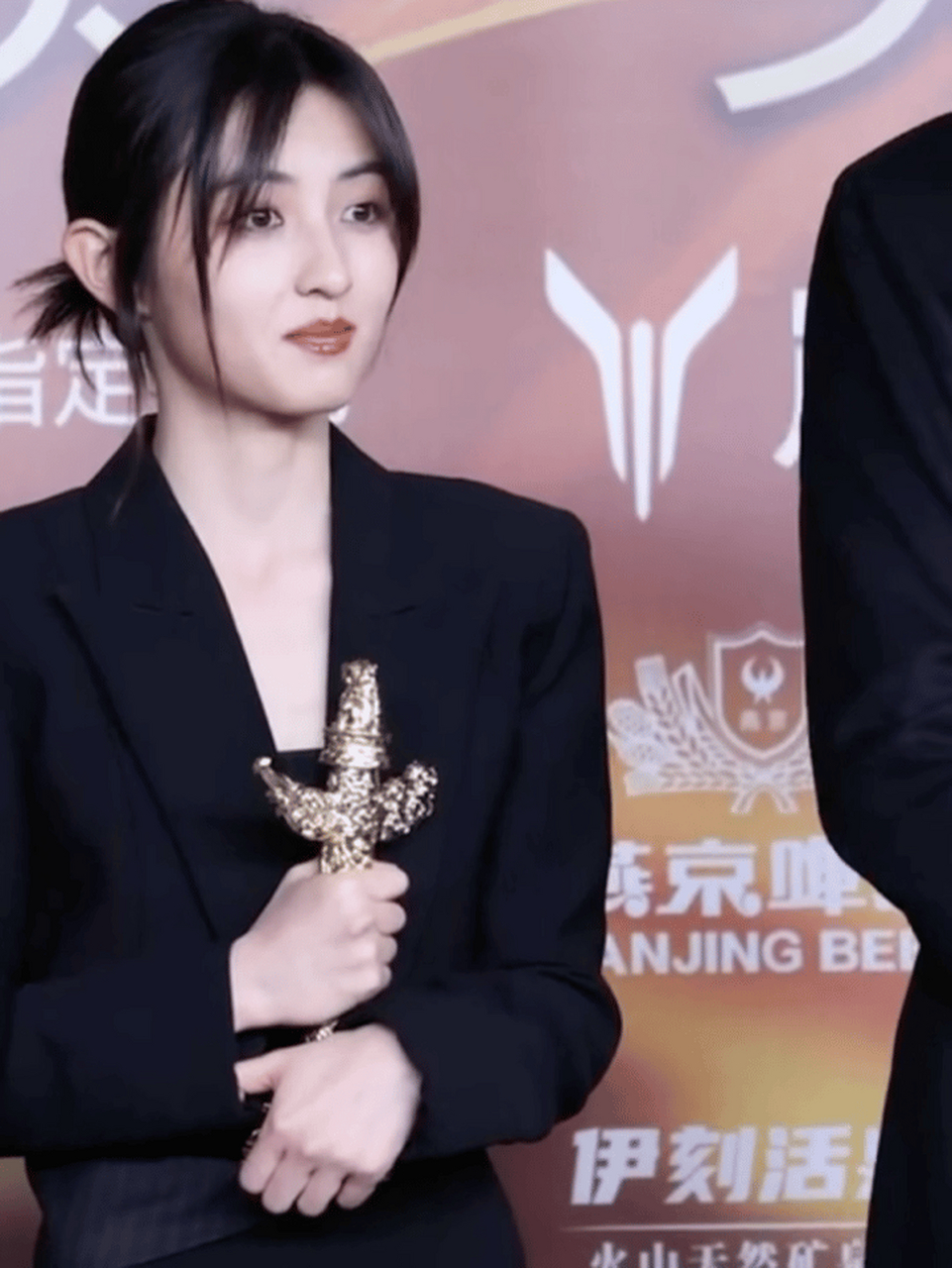 给妆造团队加鸡腿～ #张子枫最年轻的华表奖影后##张子枫