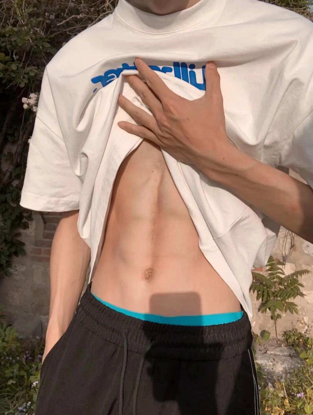 2 | 腹肌帅哥壁纸大.@开心向前263的动态