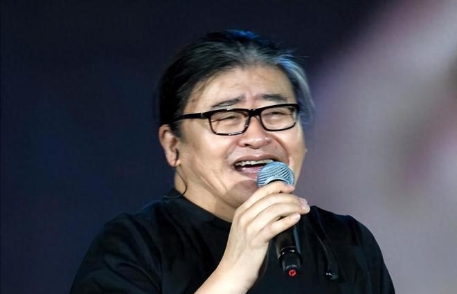 刘欢,这位曾经在央视舞台上大放异彩的歌手,如今却更多地出现在酒吧和