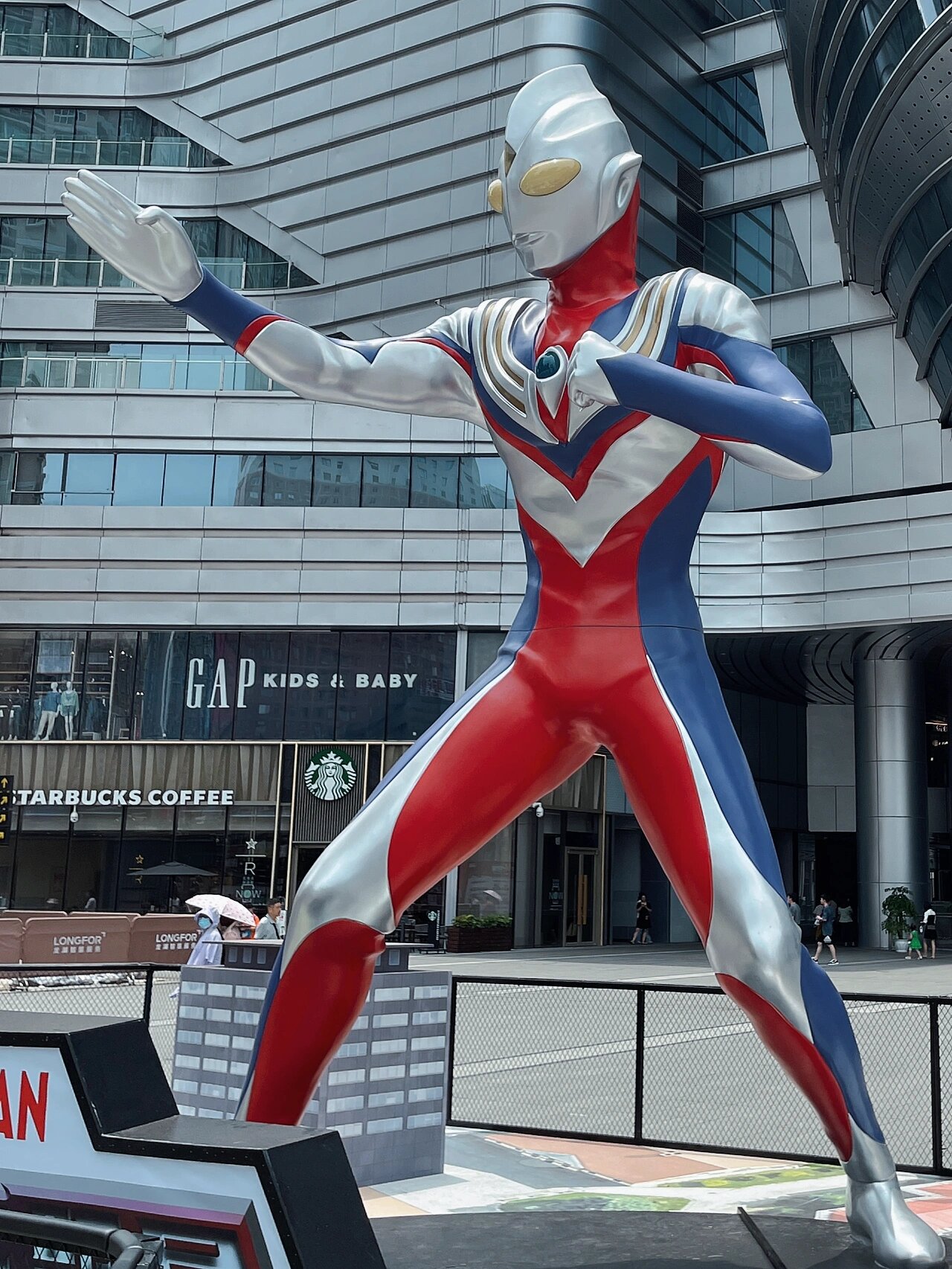 5米高奥特曼塑像亮相重庆沙坪坝