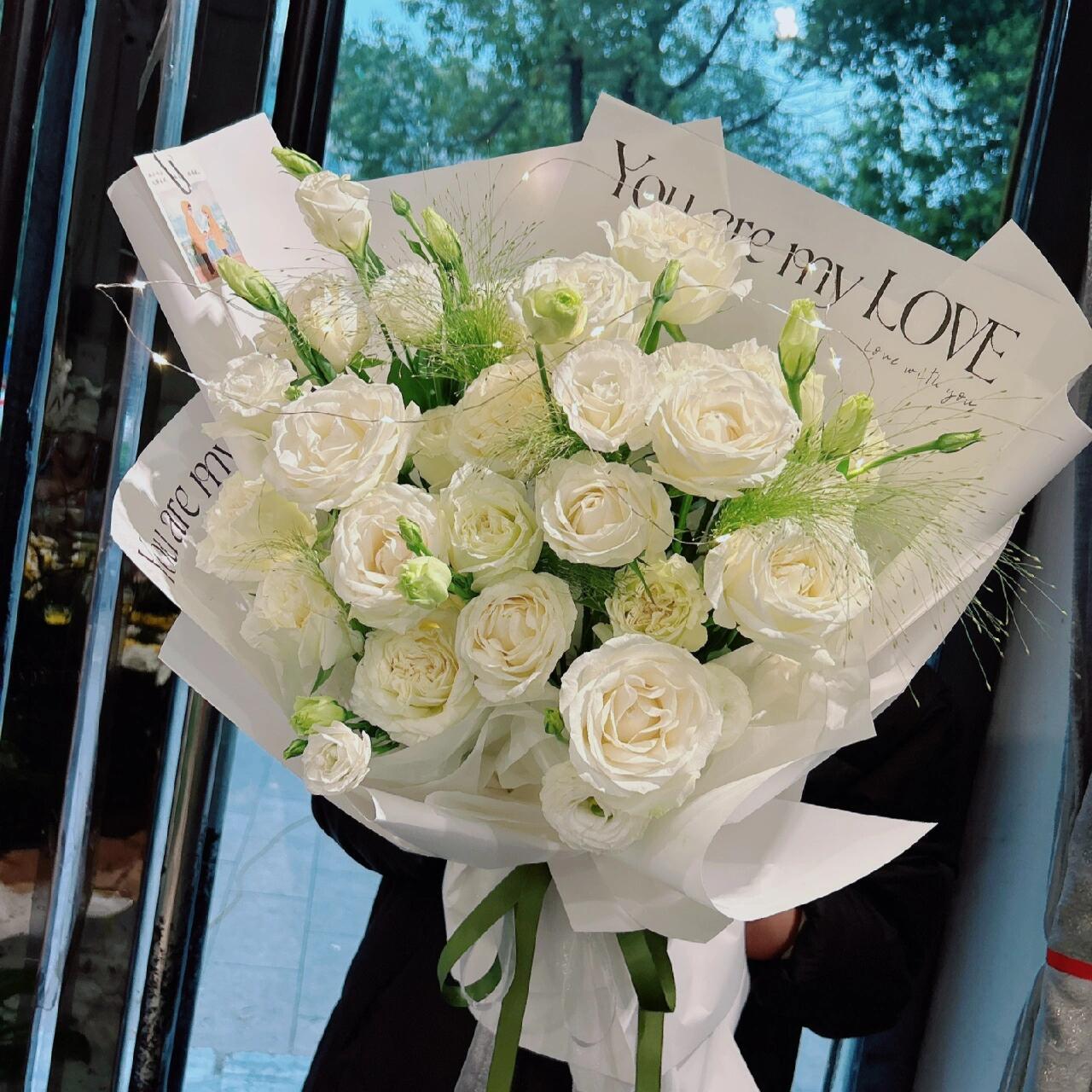 挚爱丨21枝白玫瑰花束 白玫瑰花语:我足以与你相配,你是唯一与我相配