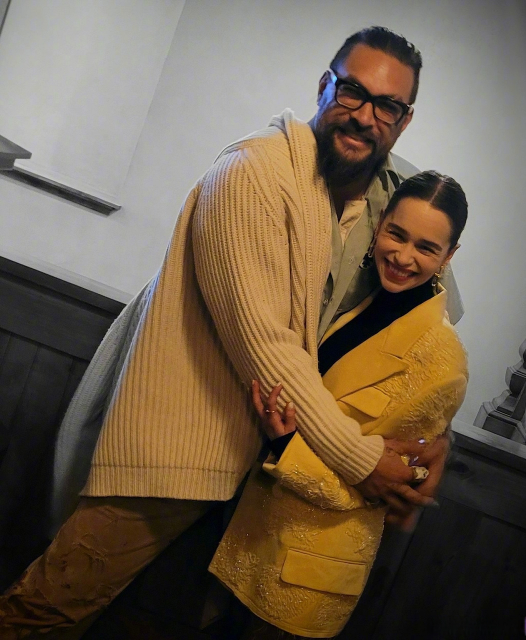 《权游》马王杰森·莫玛和龙母艾米莉亚·克拉克电影节重聚合影,真的