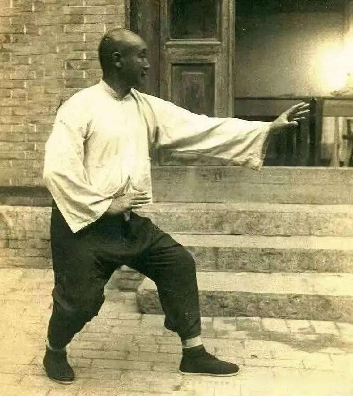 公元1920年秋,全日本柔术冠军坂垣一雄踢馆时年60岁的孙禄堂.