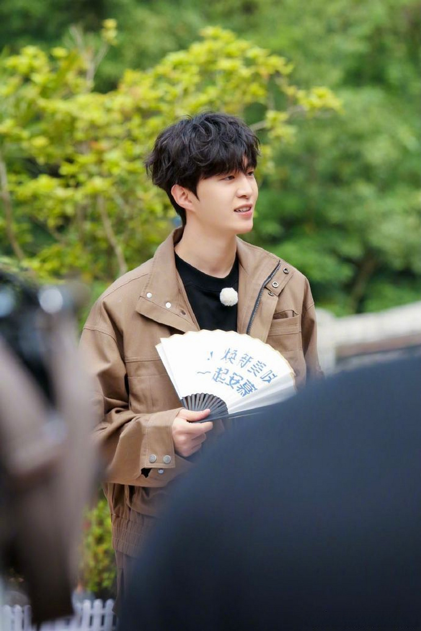 小酷炫彩#@范丞丞奔跑吧工装造型一身棕色工装套装 卷发造型