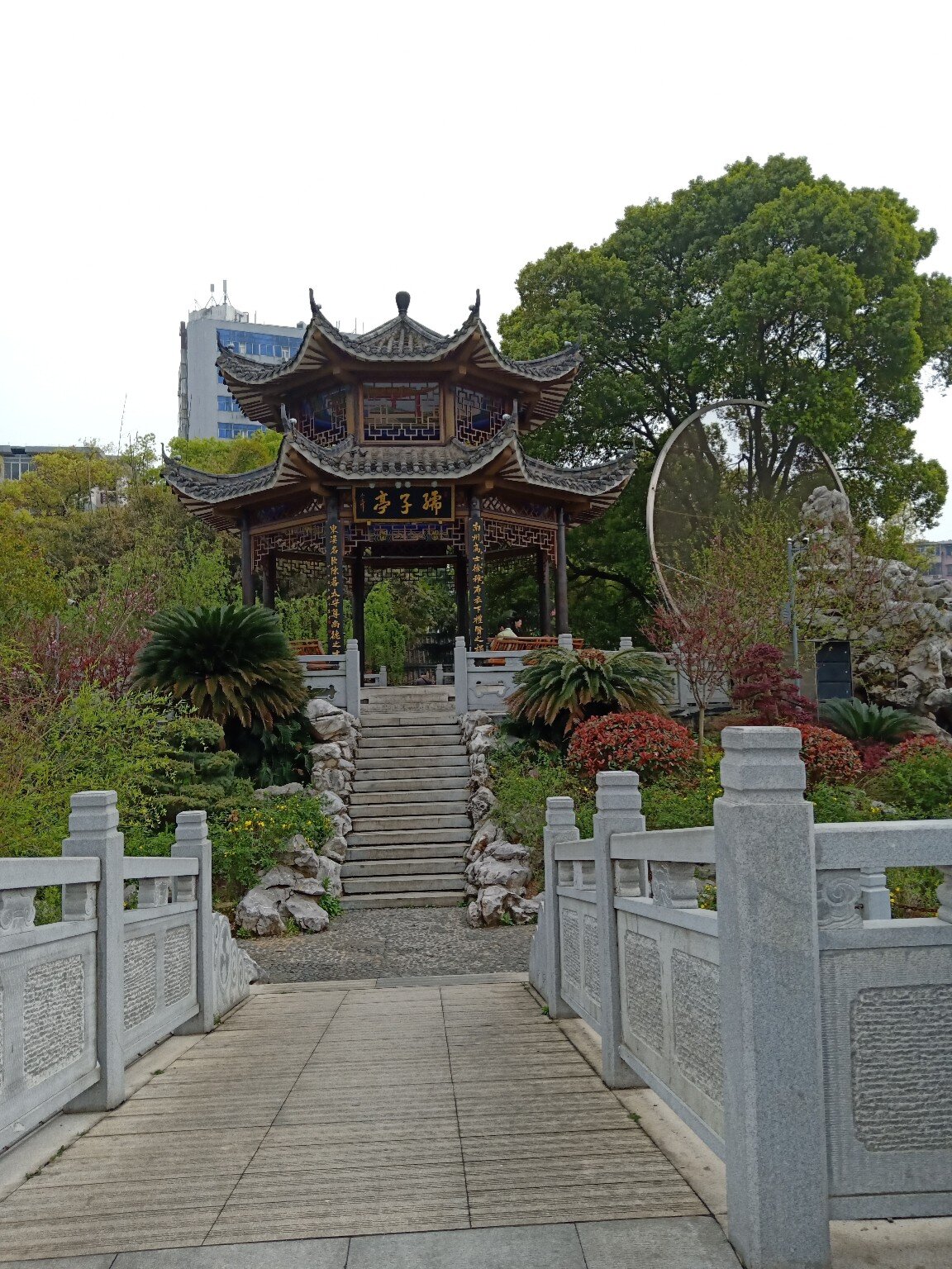 南昌孺子亭公园 工作之余,漫步在园内,有人聊天,有人打球,有人聚会