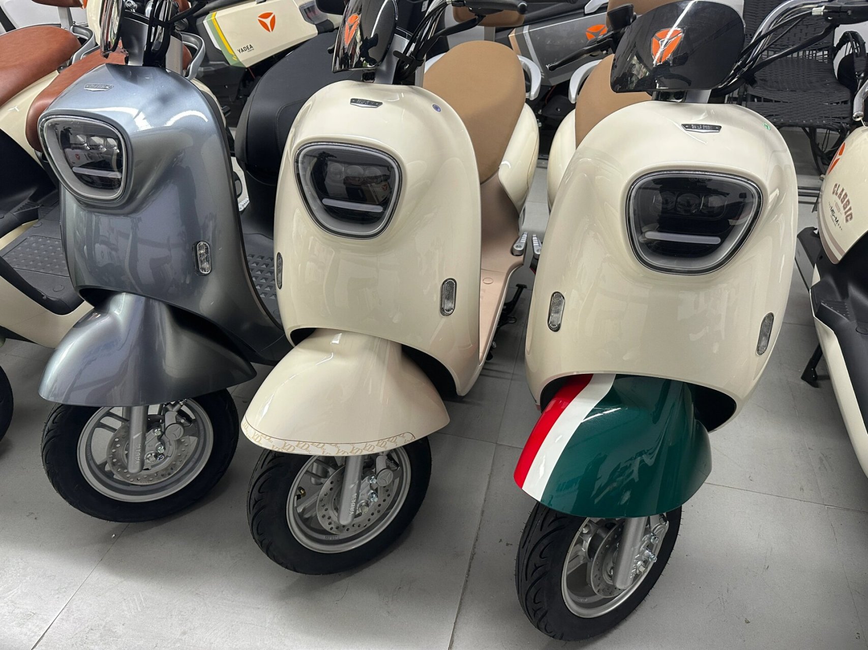 雅迪冠能m6 (2023) 3399 60v23ah石墨烯3代plus电池,电池续航100公里