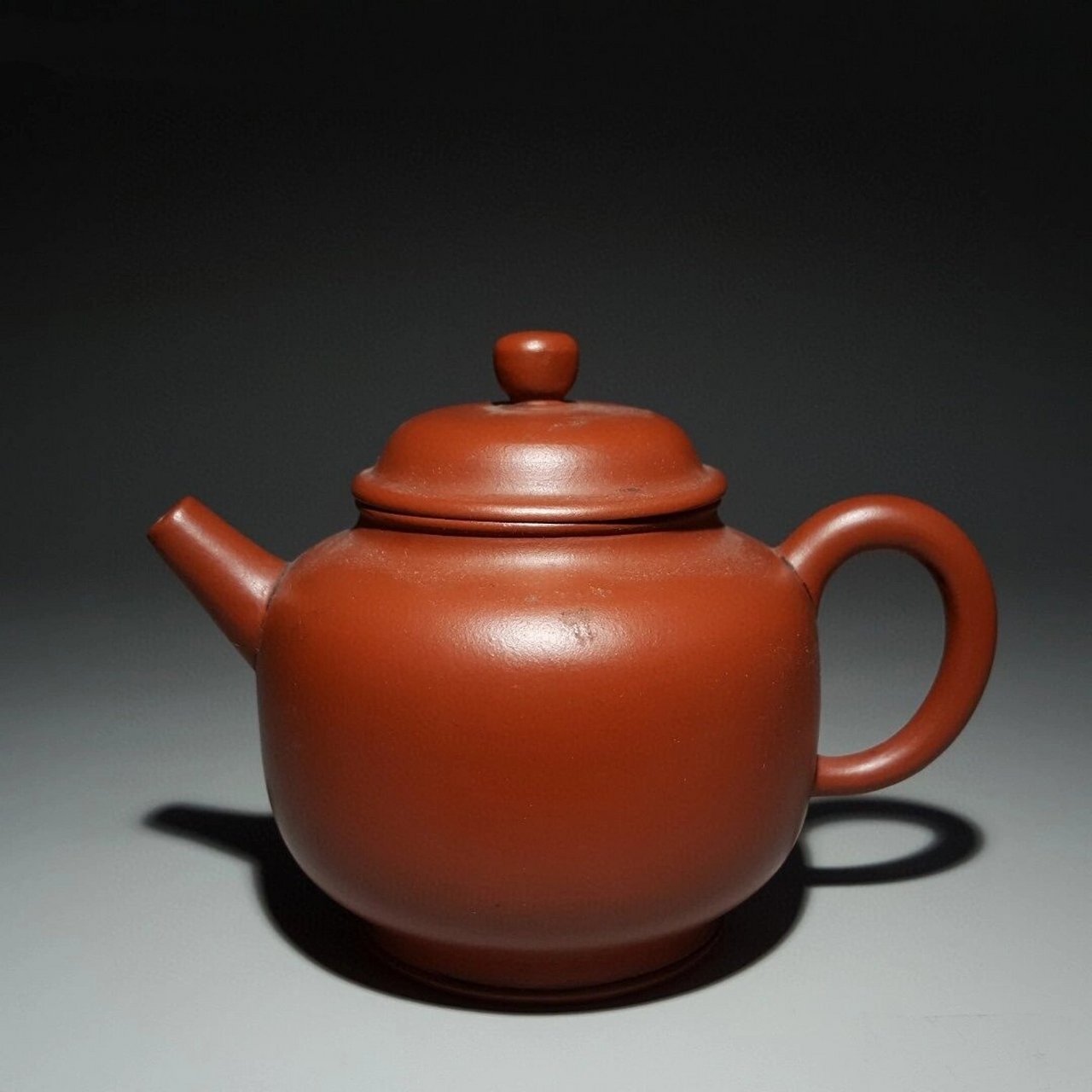 旧藏 "逸公"款紫砂壶 尺寸:9.1×12.5×8.3厘米  重量:191克