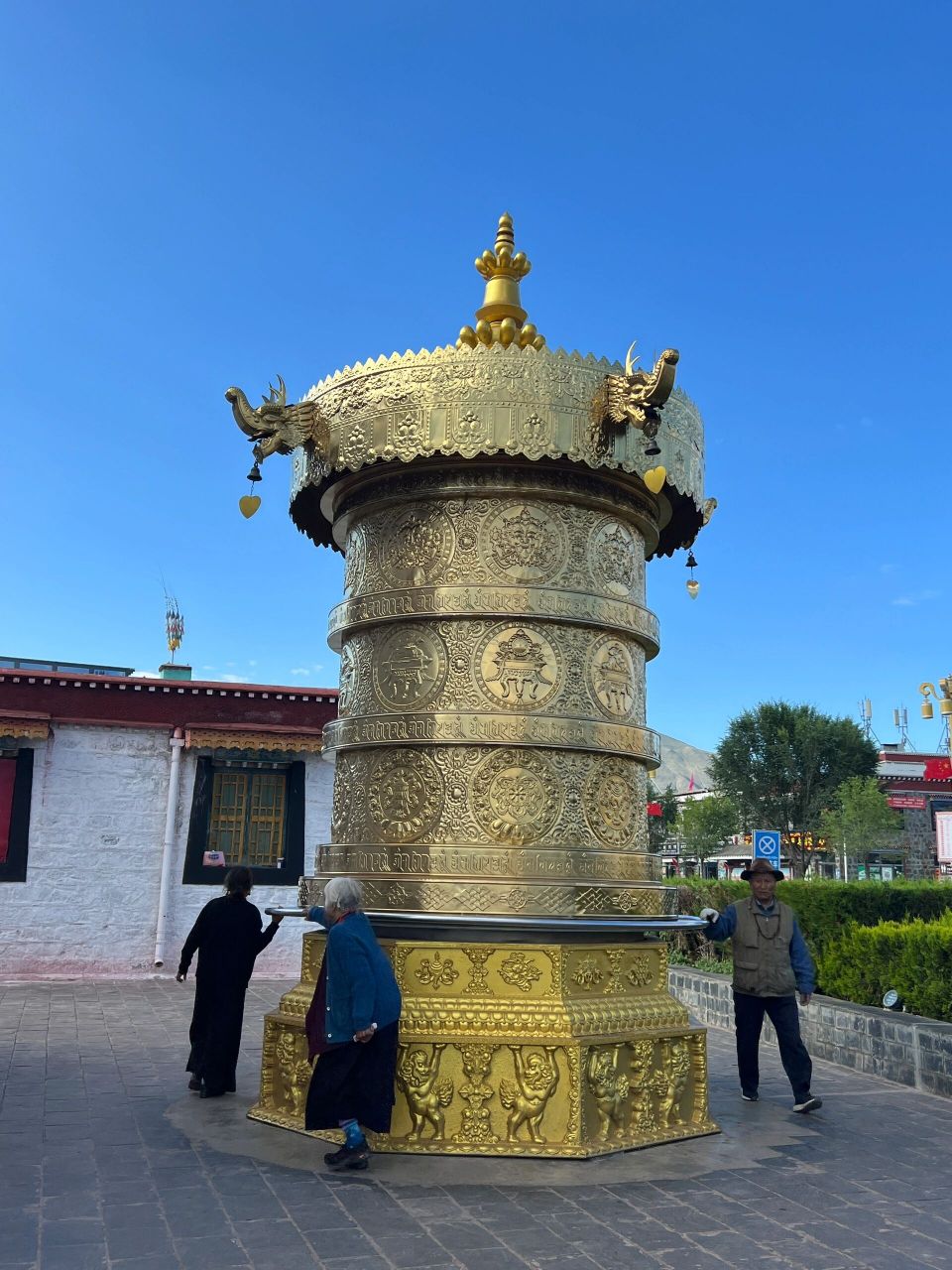 昌珠寺的镇寺之宝 昌珠寺最值得一看的就是:闻名天下的"珍珠唐卡".