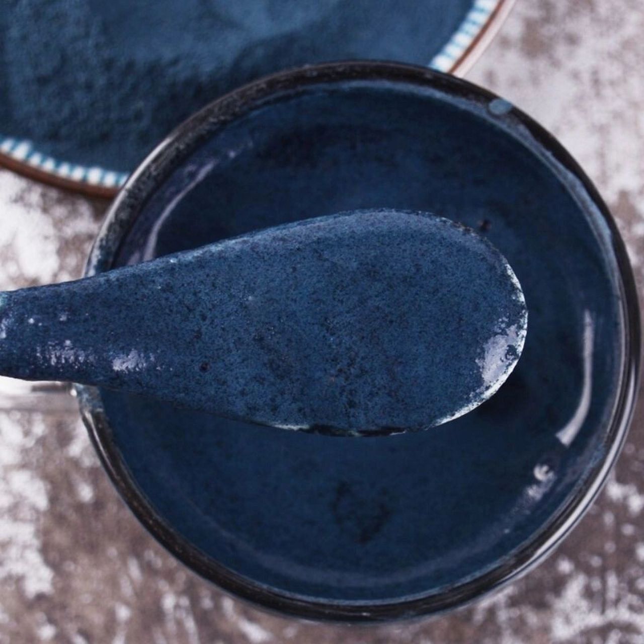 认识一味中药～青黛 青黛是马蓝,蓼蓝的叶或茎叶经加工制成的干燥粉末