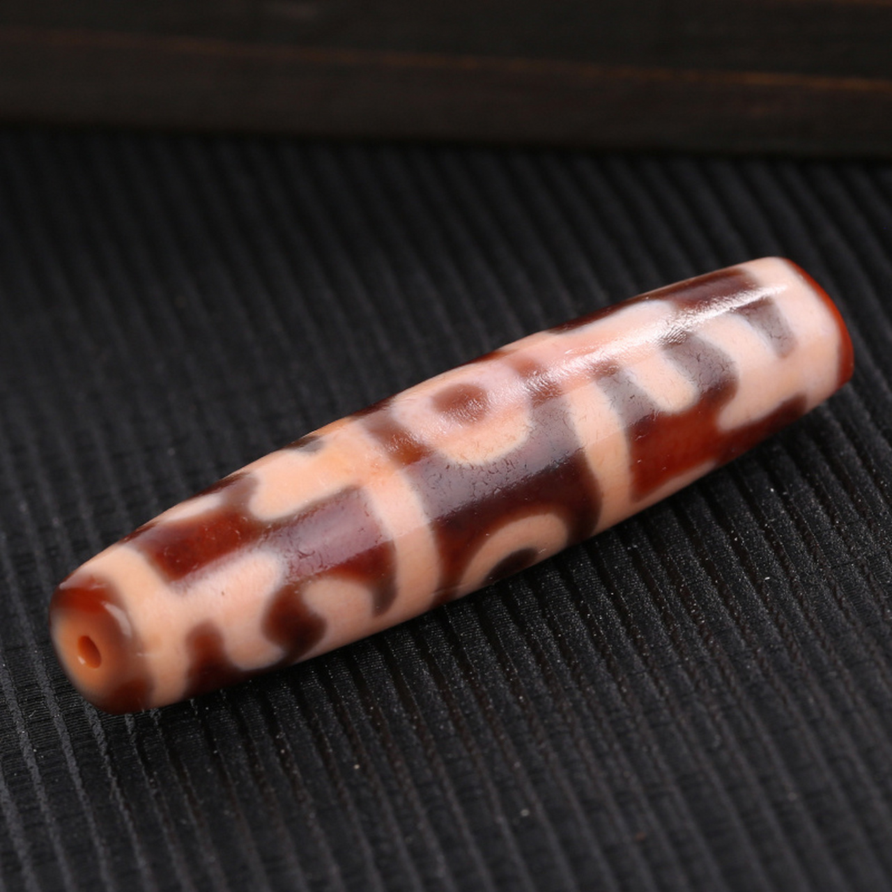 莲师法器天珠,又称威德天珠,是西藏密宗祖师莲花生大士离开西藏之际