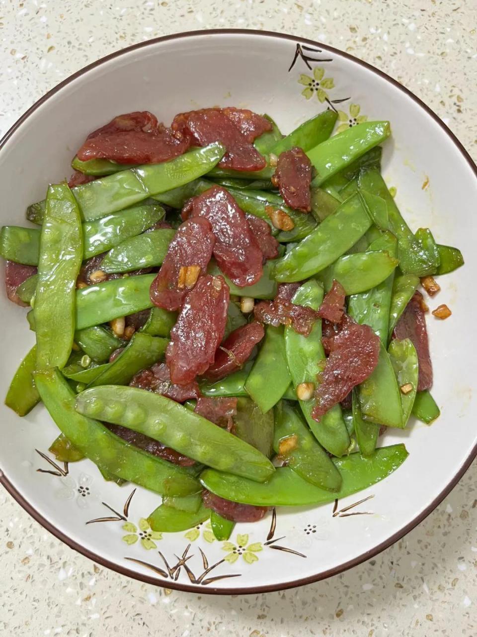 荷兰豆炒腊肠        荷兰豆炒腊肠清甜爽口,混合腊肠香味扑鼻,孩子们
