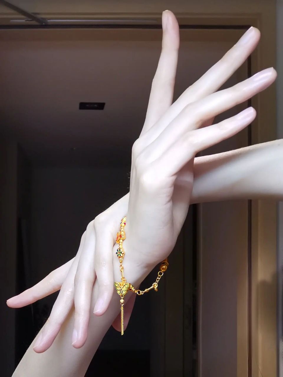 暗香疏影 你的香气就像是蝴蝶翻飞在我指间 疏疏朗朗 	 今天是敦煌风