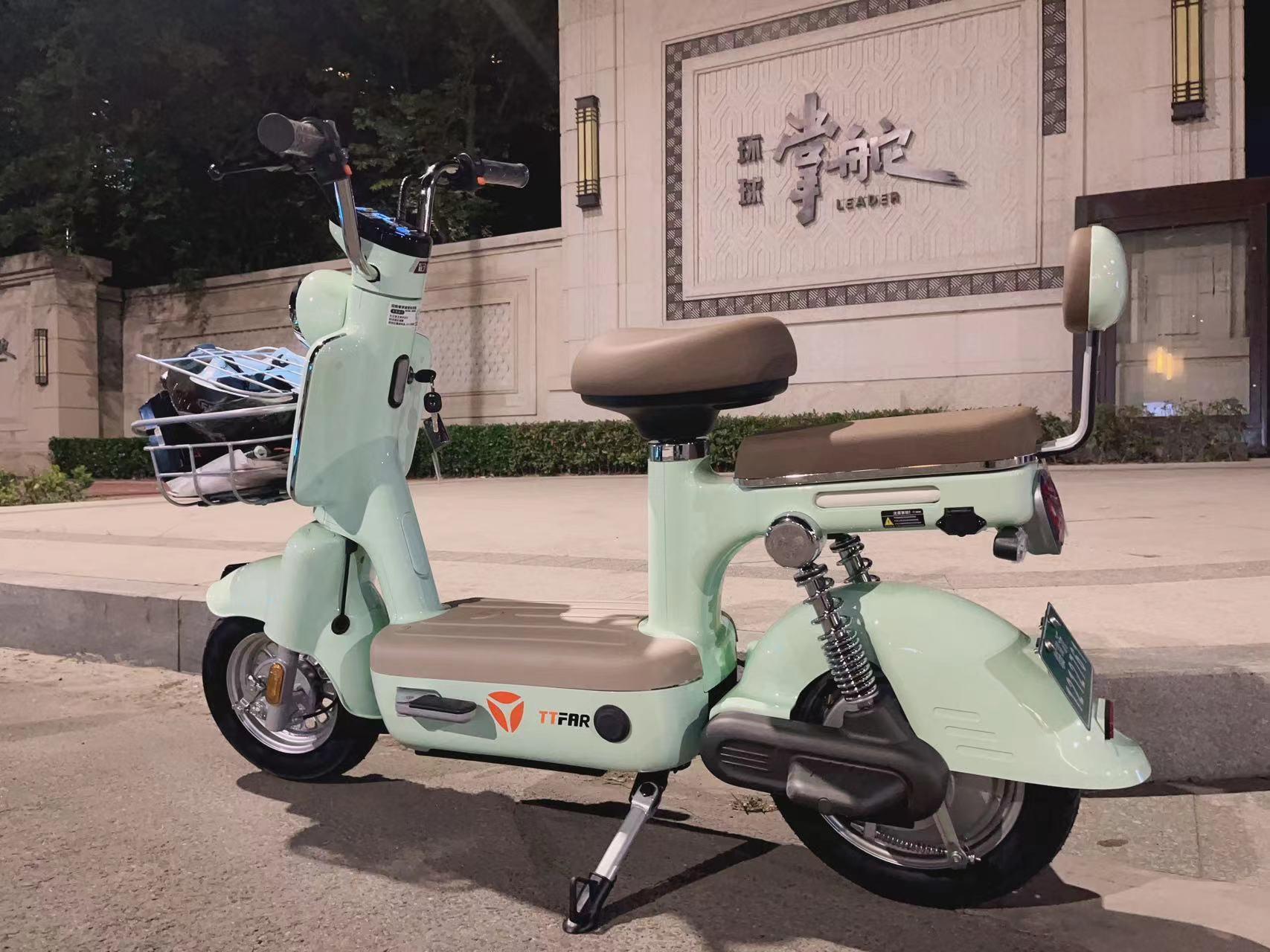 小车漂不漂亮,雅迪摩登全新上市,女王复古美学设计,续航六七十公里