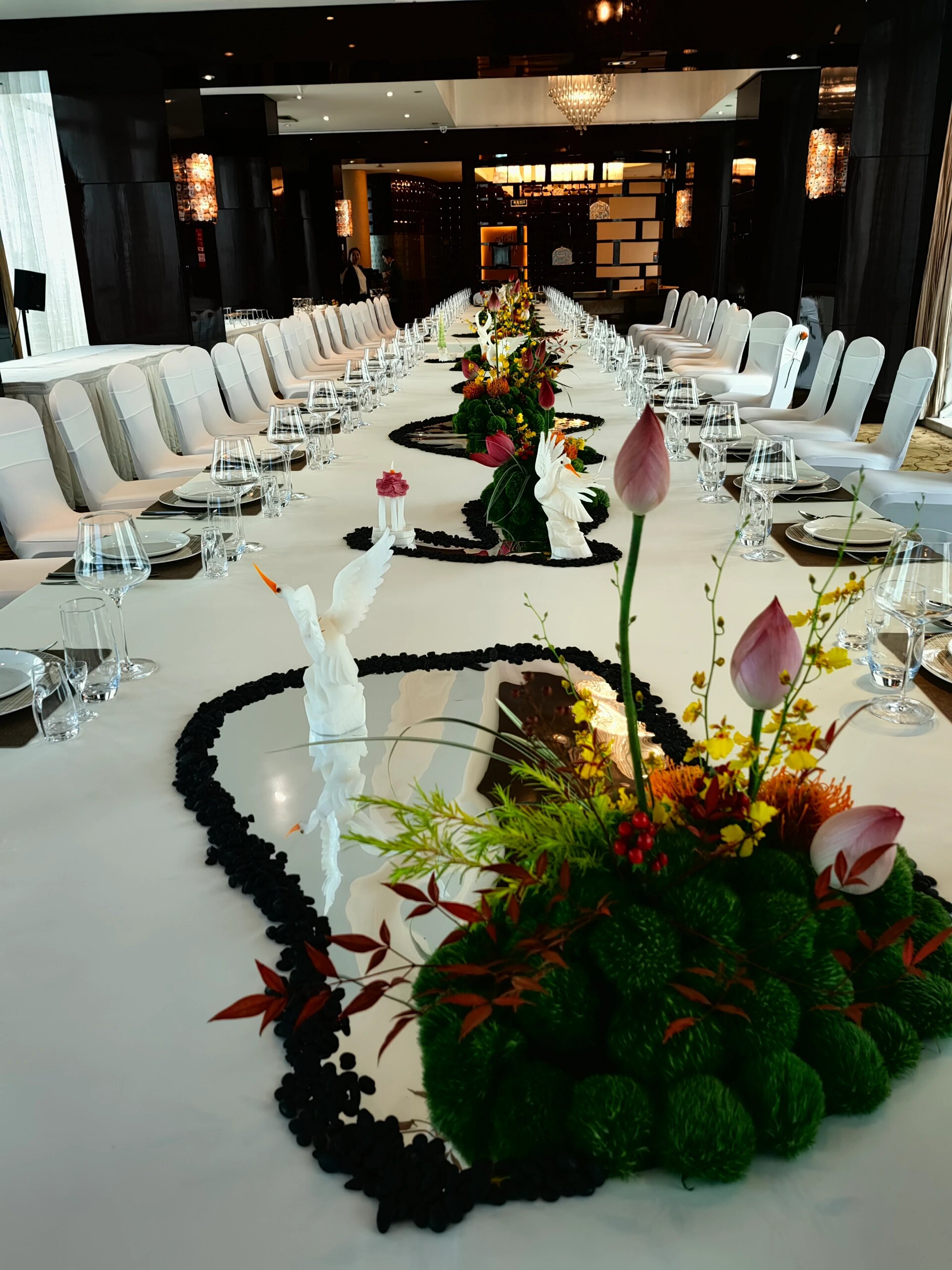 酒店西餐长台花秋夜晚荷