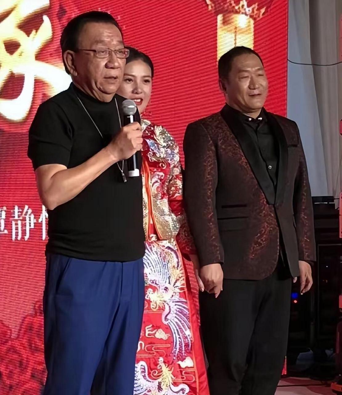 好家伙,61岁谢东又让老婆怀上孩子了,而且还把大肚子老婆带到墓地给