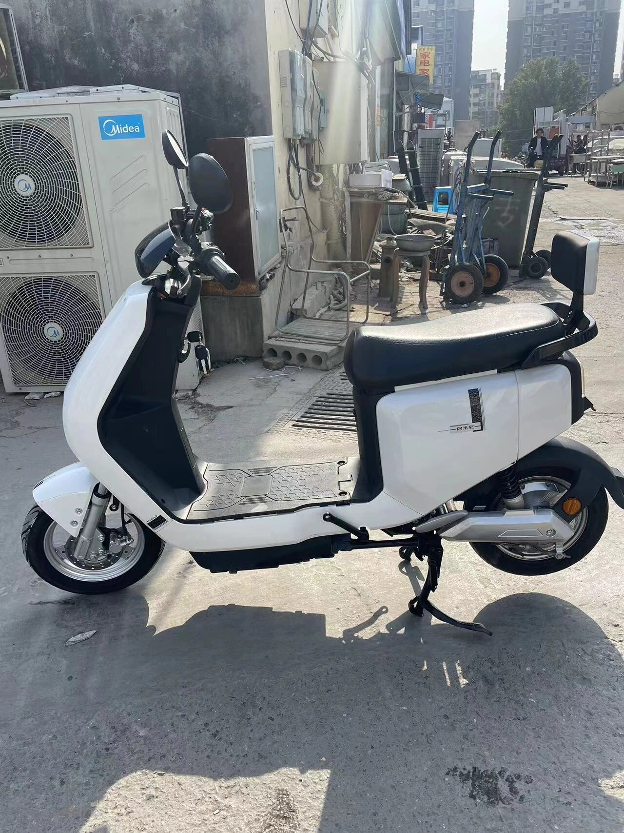 出个阿米尼电动车