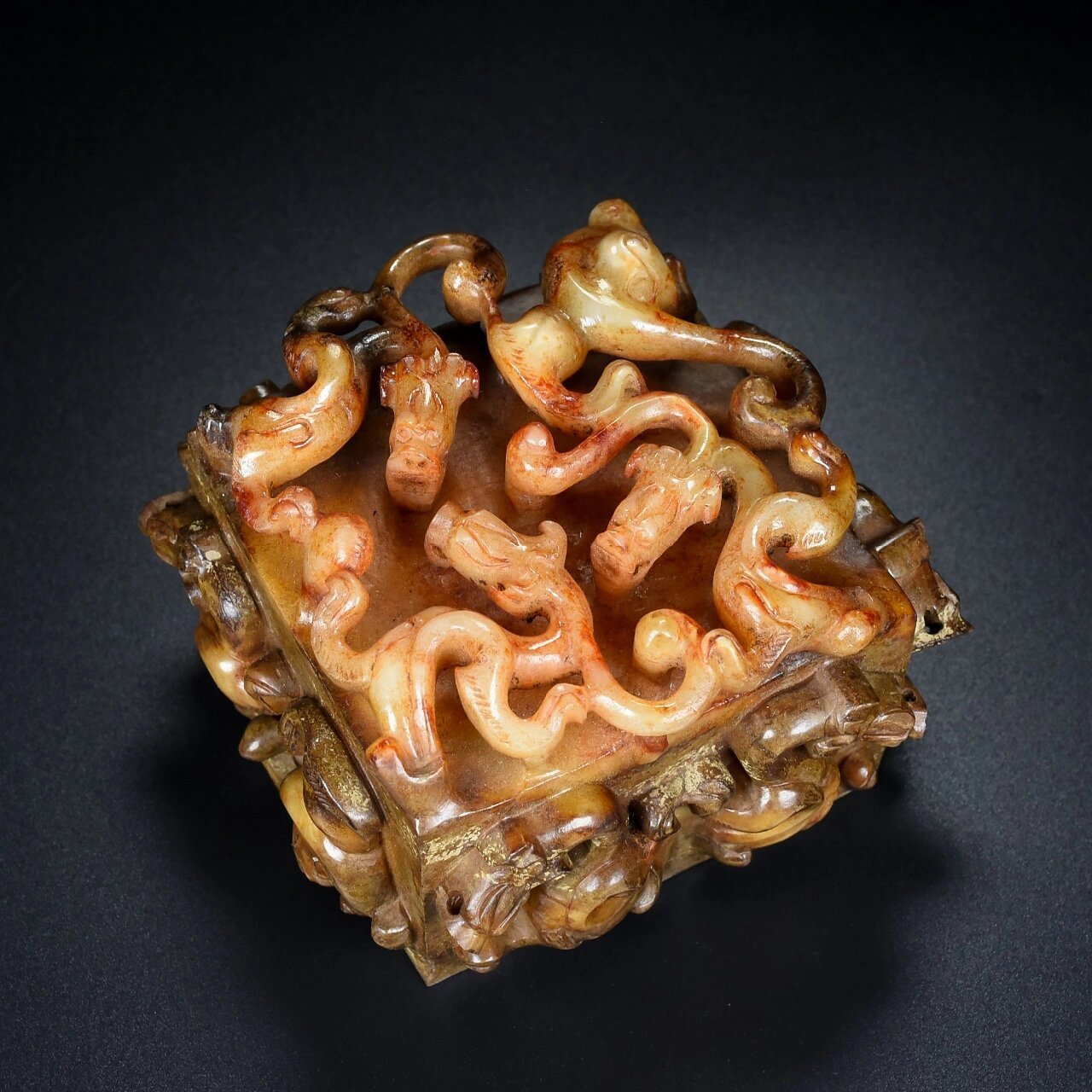 精品战国汉代和田玉九龙印章 精品战国汉代和田玉九龙印章,玉质细腻