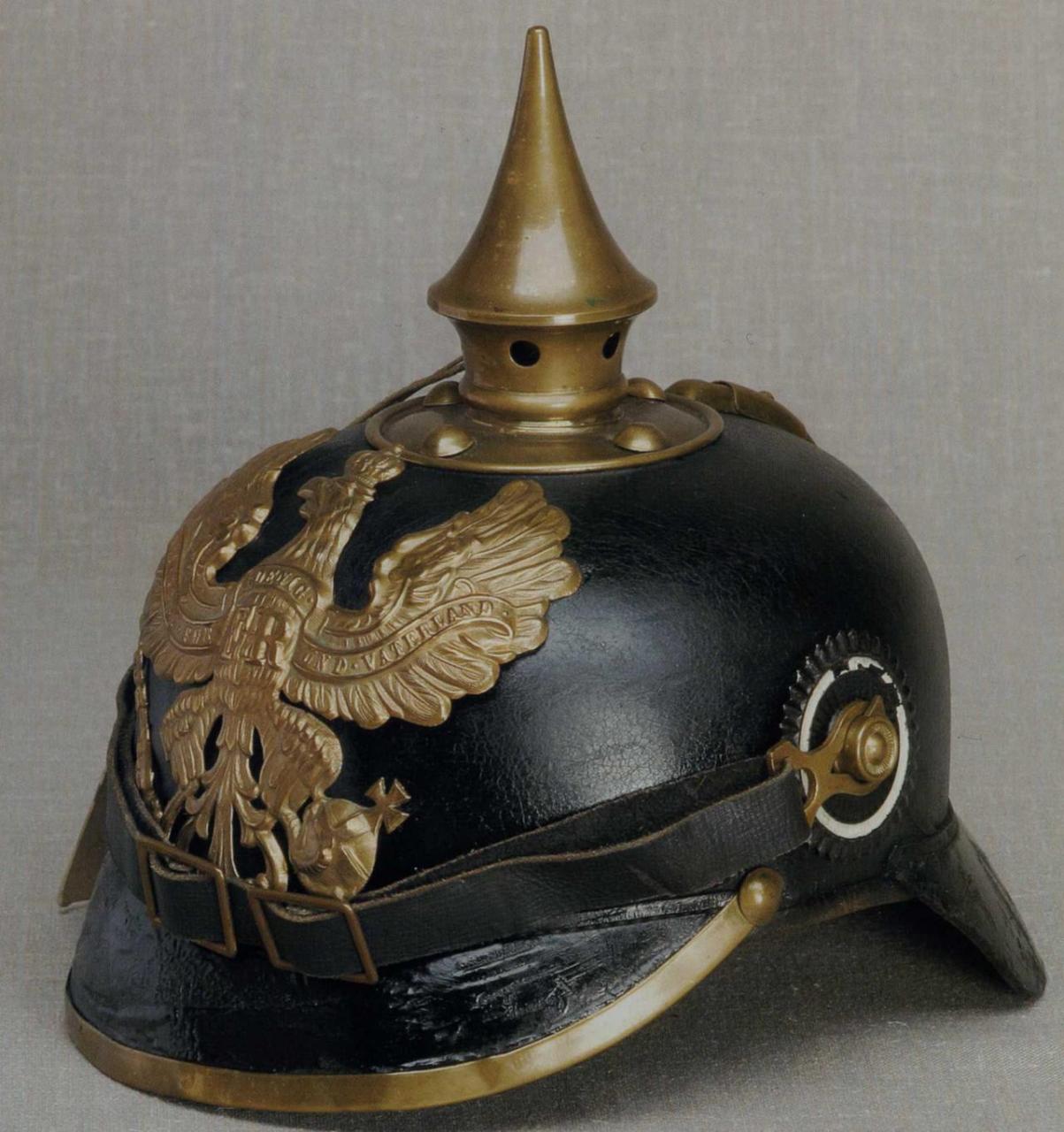 1895式普鲁士步列团士兵盔与近卫不同之处在于鹰徽,胸前没了银色黑鹰
