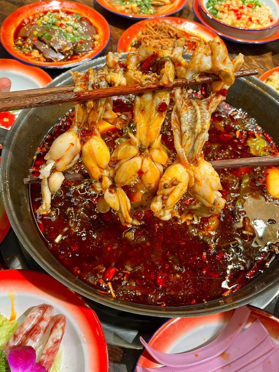 闺蜜说要带我吃一家hin新鲜很特别的黄辣丁火锅 真的绝了,现杀的黄辣