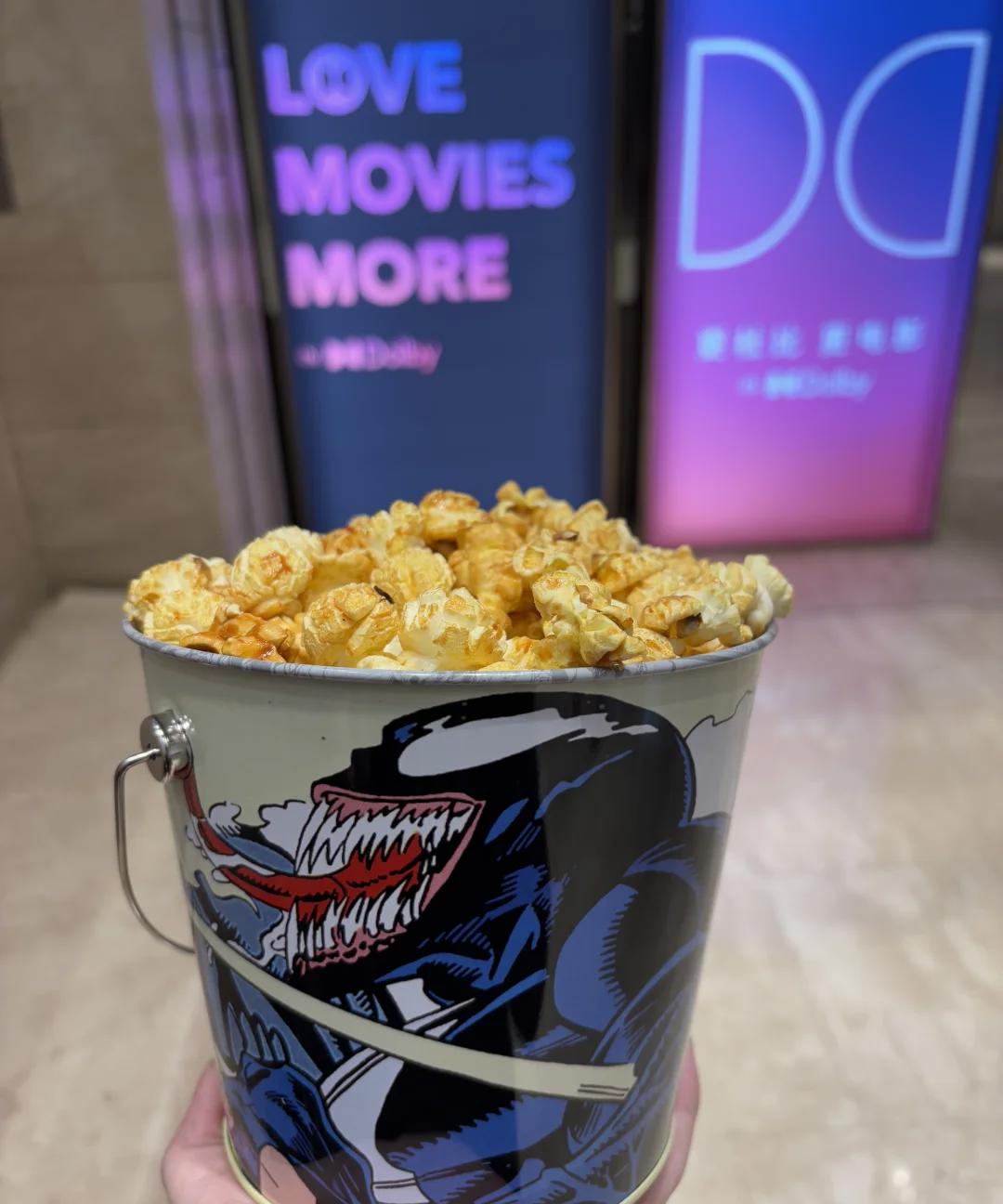 推理真的很简单,但是电影有笑点,有泪点,很合格的电影毒液的爆米花桶