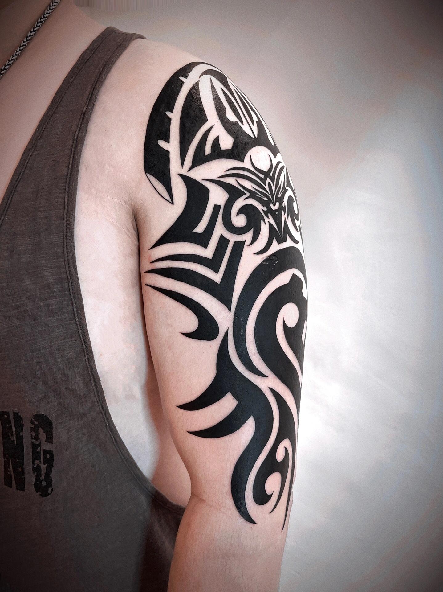 手臂图腾纹身 手臂图腾纹身 作为勇士纹身是不怕痛的 赶在万圣节还秀