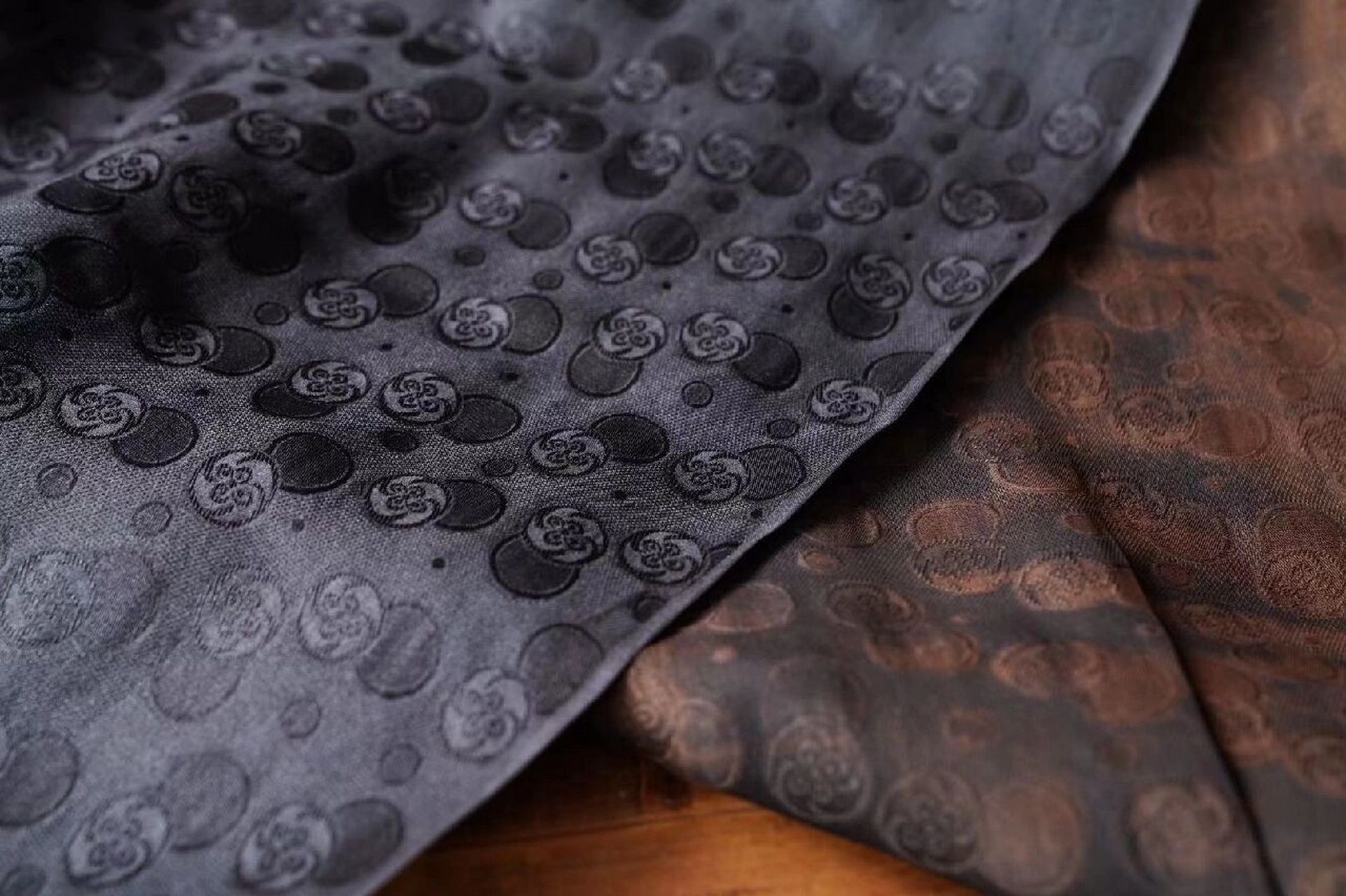 跟着感觉走来了解一下四经绞织花罗香云纱 四经绞织花罗香云纱,是传统