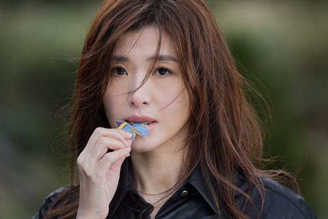 娱乐最前沿# #今日封面# 近日,苏慧伦推出全新专辑《面面》,专辑内页