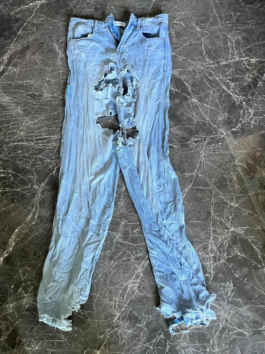 就用洗衣机洗了一次,还没来得及穿,就成了破裤子
