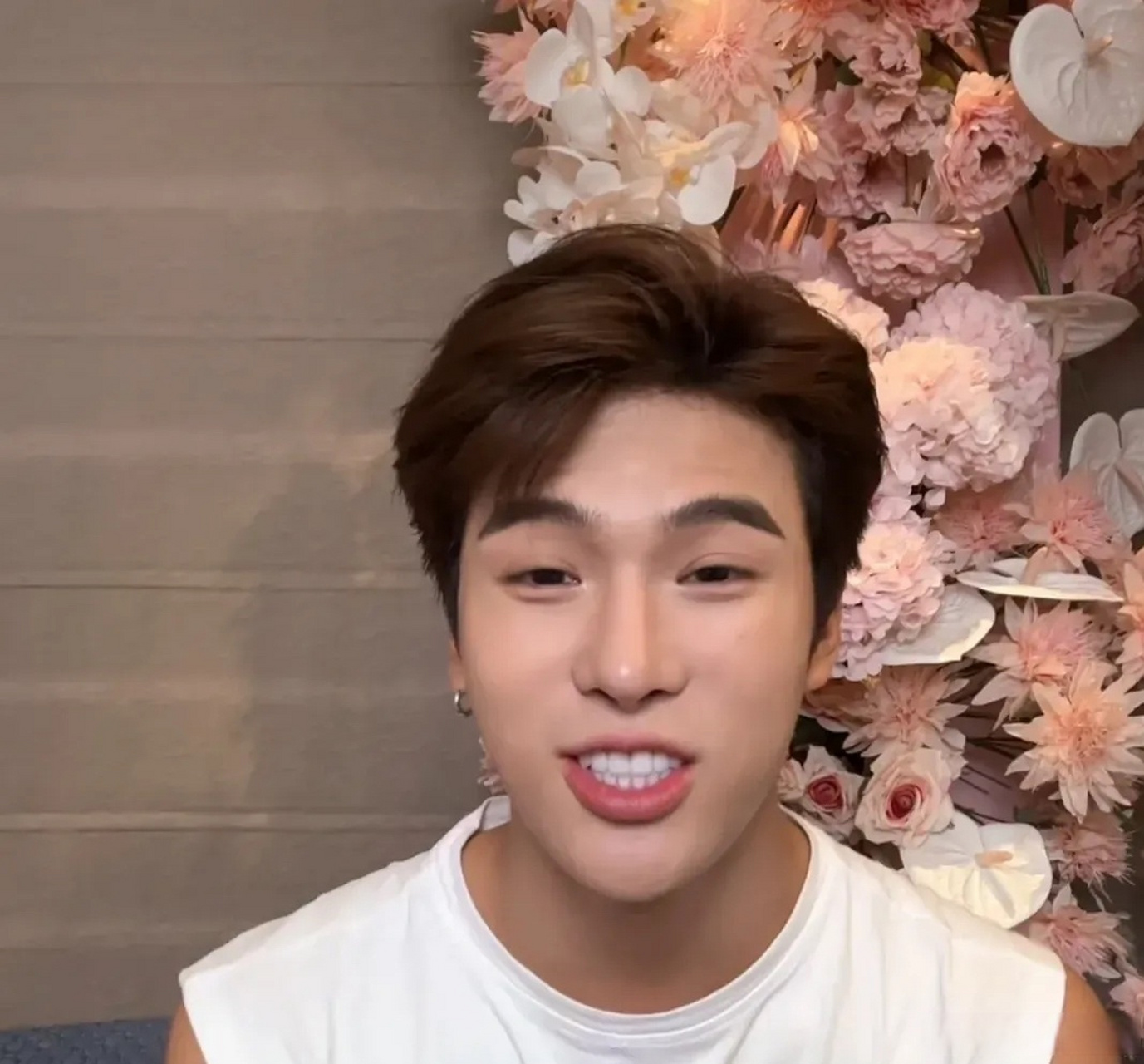 韩安冉老公结婚前一天还在卖货,宋浩然还透露婚礼当天早上6点就开直播