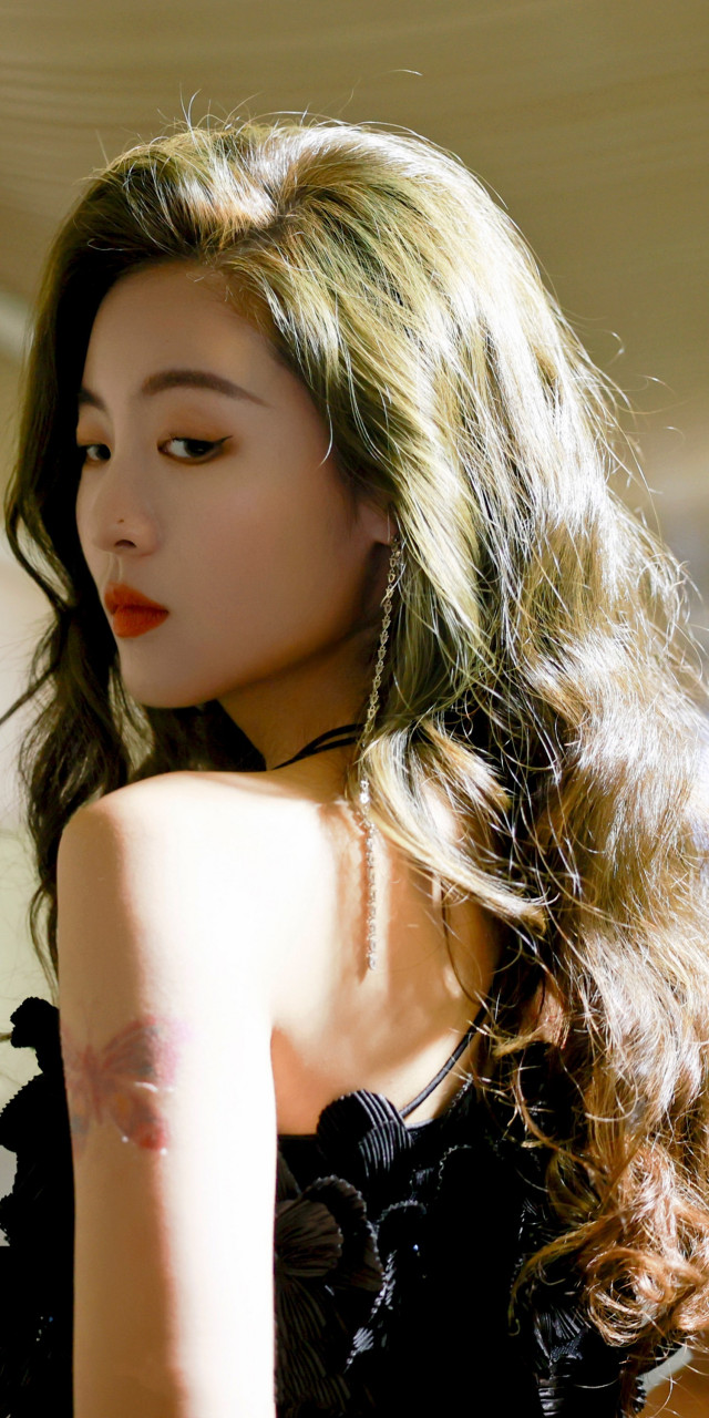 孙芮,黑色酷感街拍写真壁纸