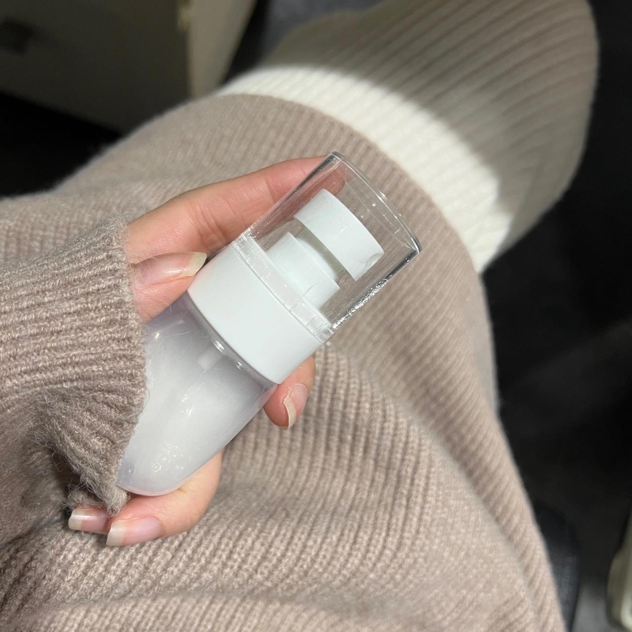 快速去除衣物静电方法 水77护手霜喷点在衣服上你会来感谢我