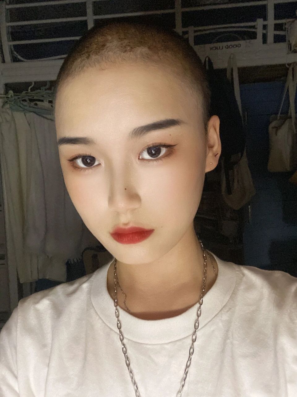身边好几个姐妹都超级想剃哈哈哈哈哈平时戴戴假发出门,光头戴假发也