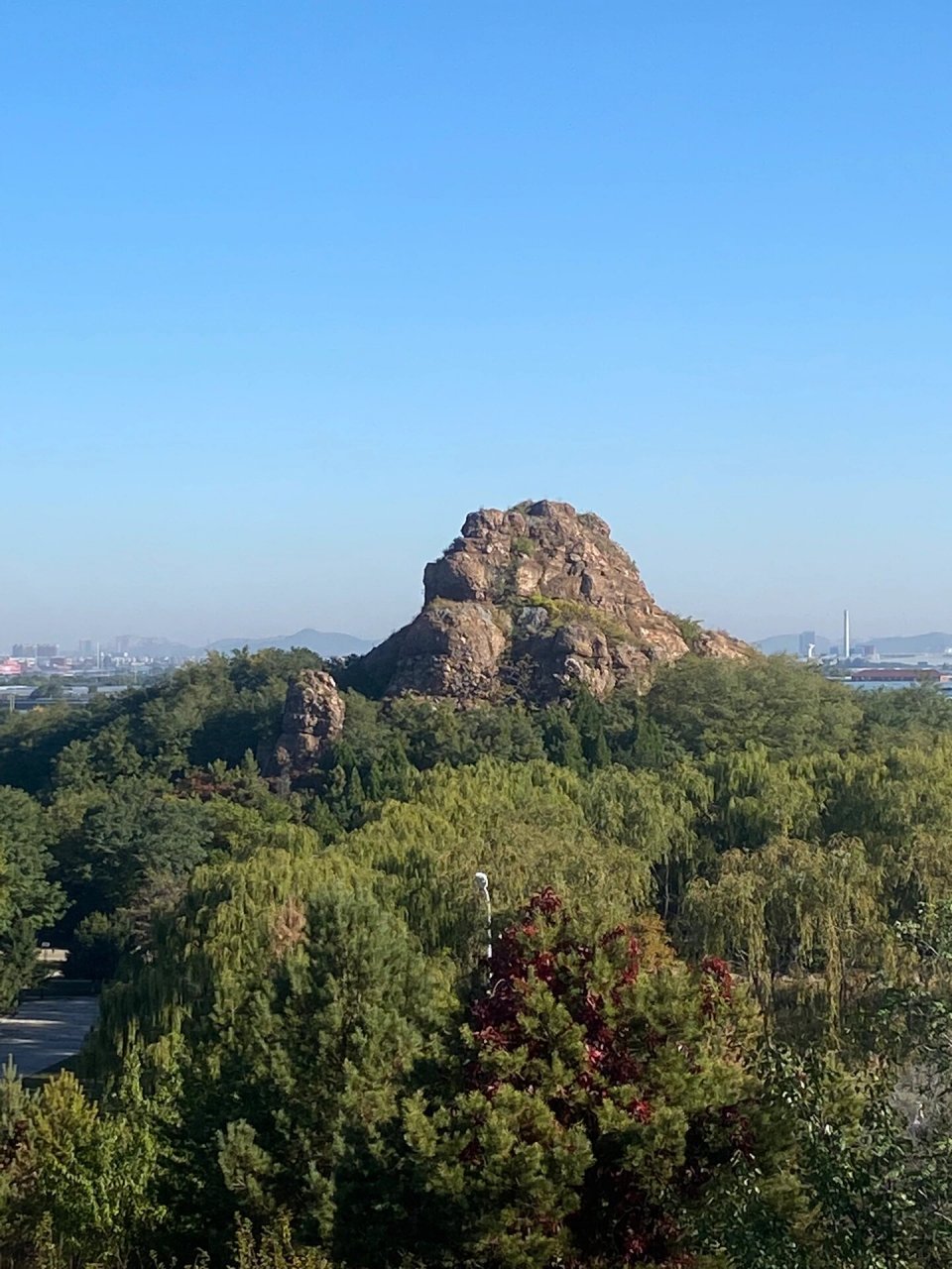 望儿山(一) 望儿山:位于营口市经济技术开发区熊岳望儿山村,是辽南